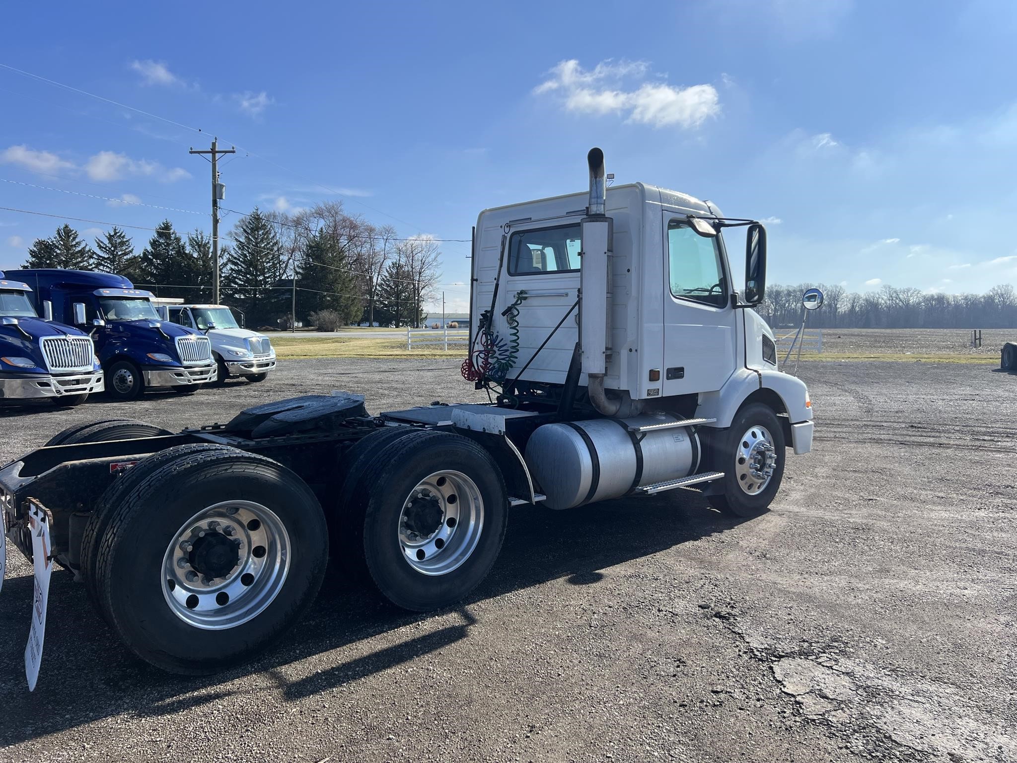 2005 VOLVO VNM64T200 - image 3 of 6