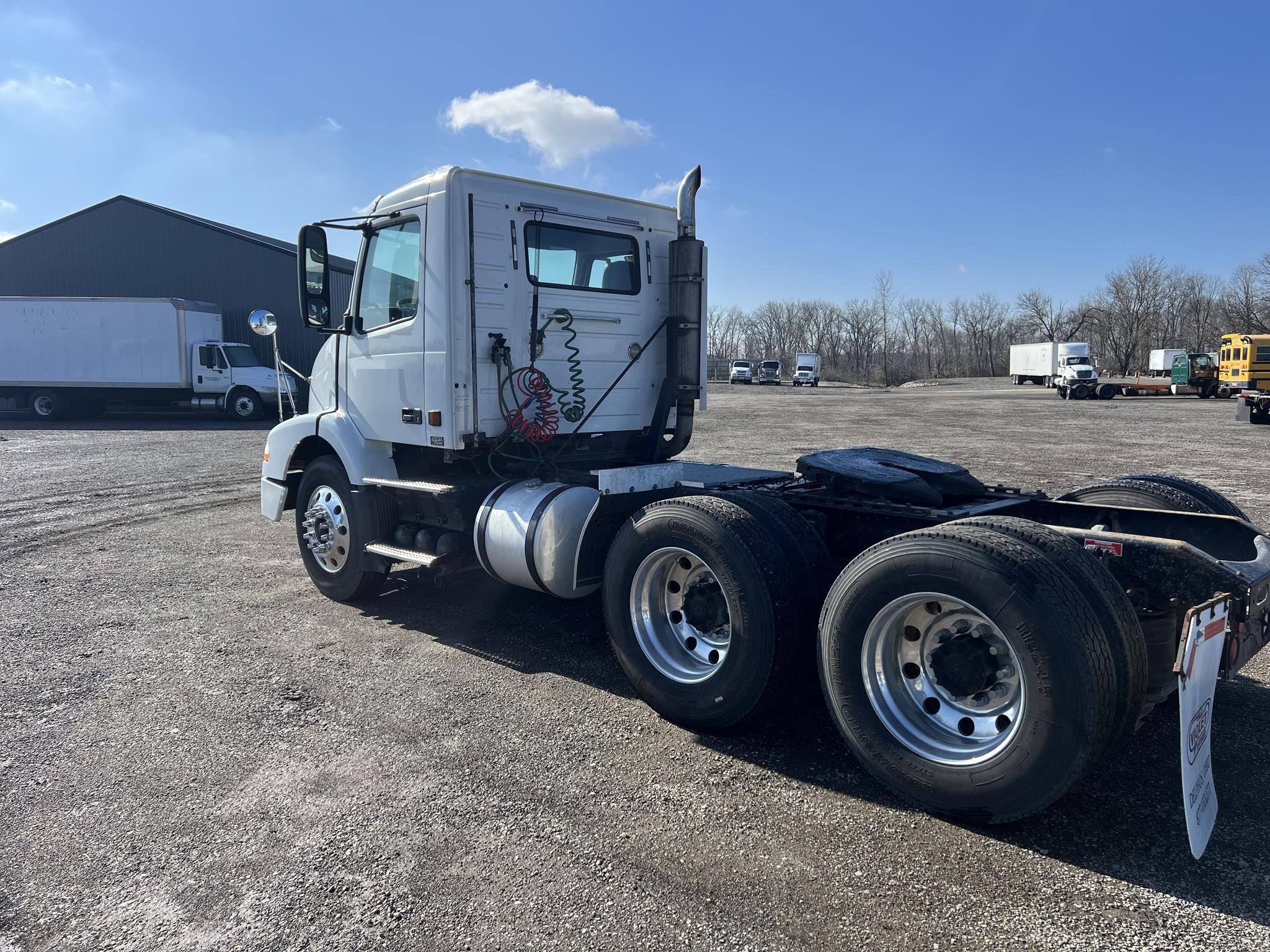 2005 VOLVO VNM64T200 - image 4 of 6