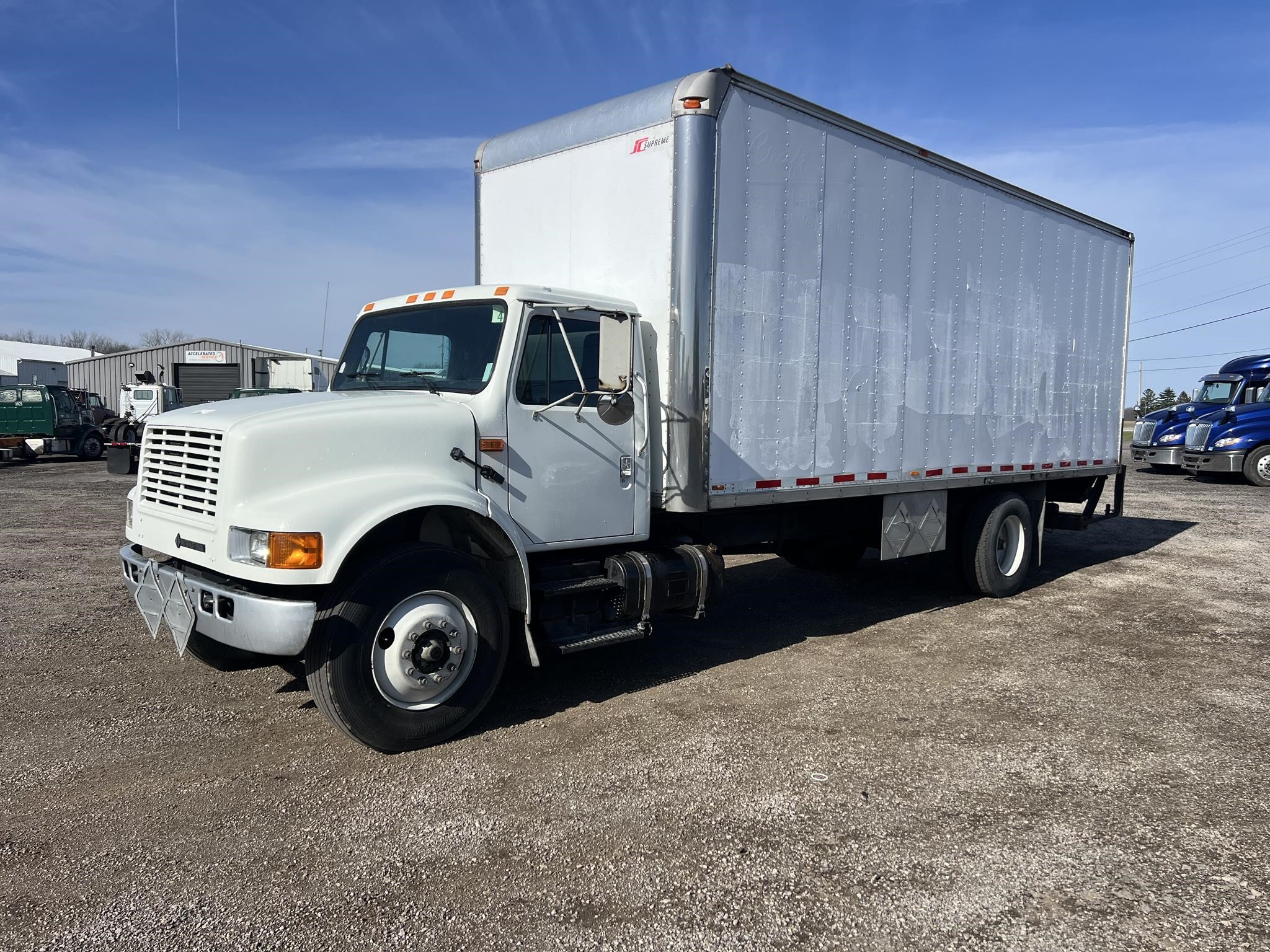 1994 INTERNATIONAL 4900 - image 2 of 6