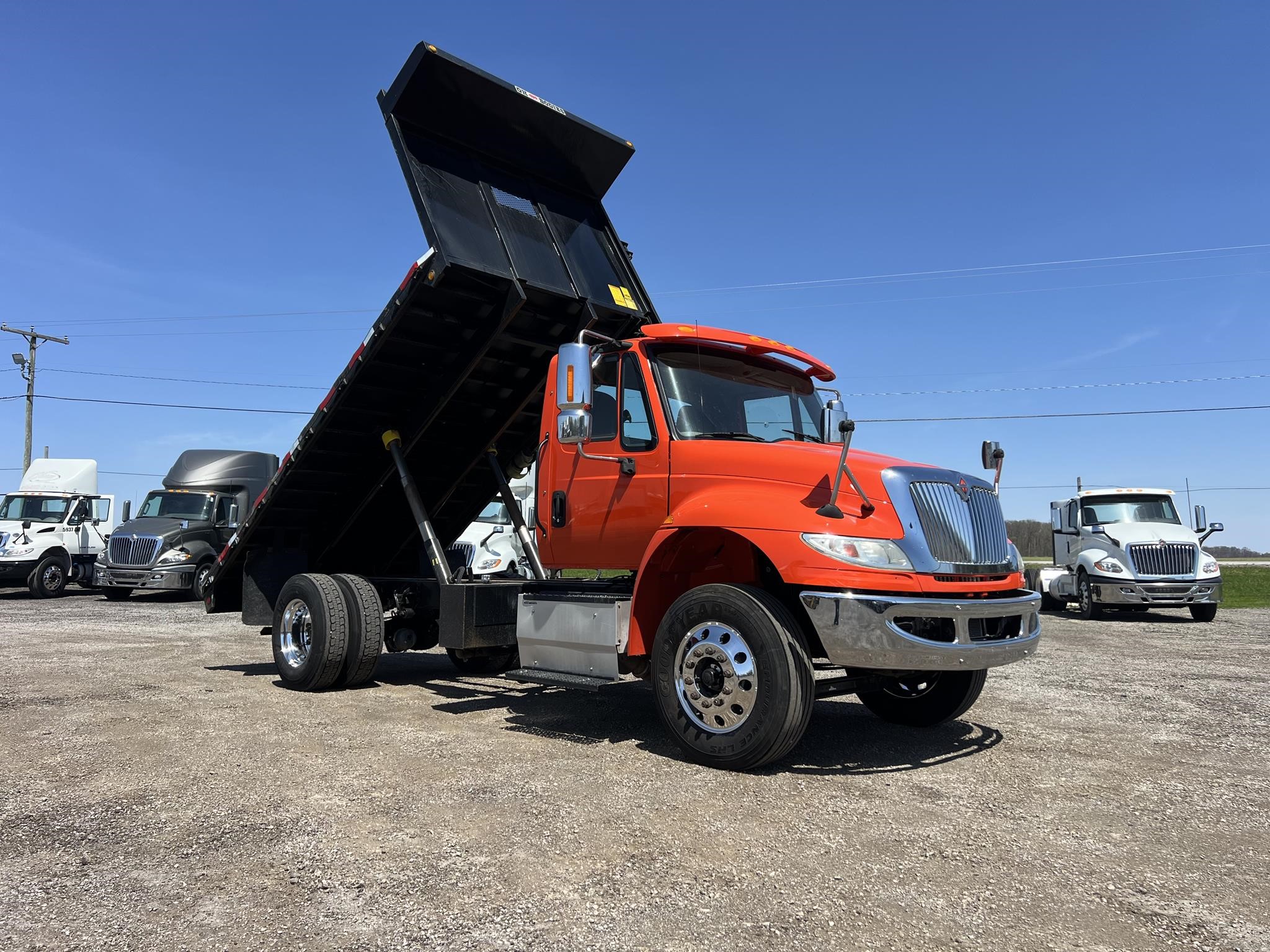 2017 INTERNATIONAL DURASTAR 4300 - image 2 of 6