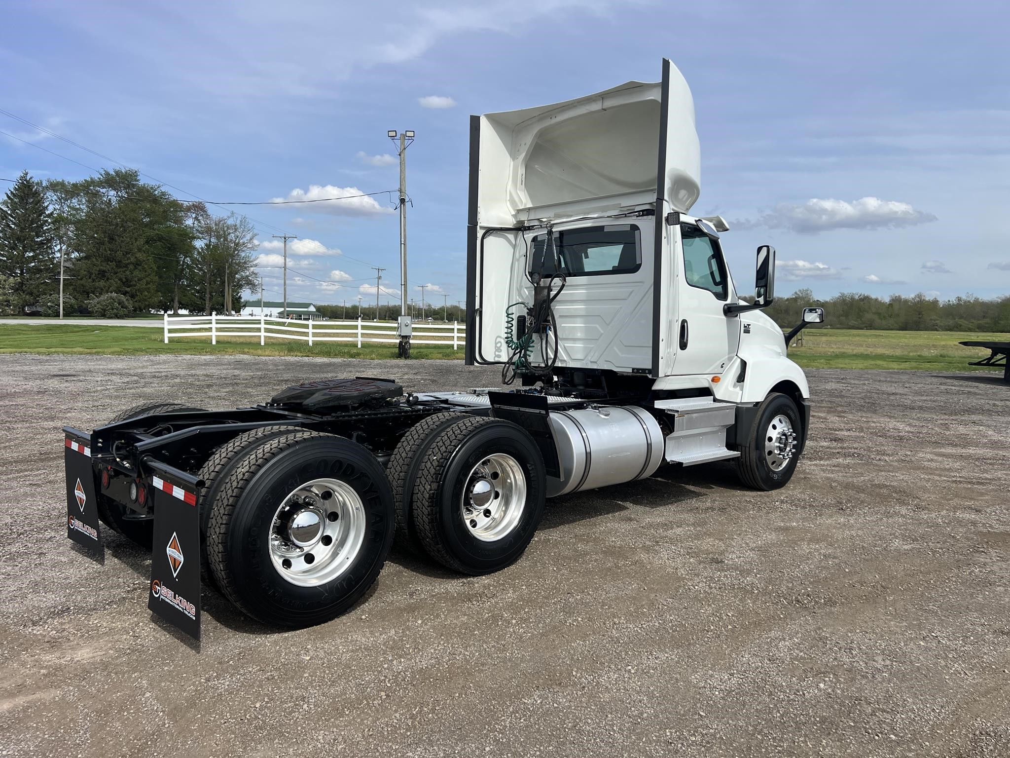 2023 INTERNATIONAL LT - image 4 of 6
