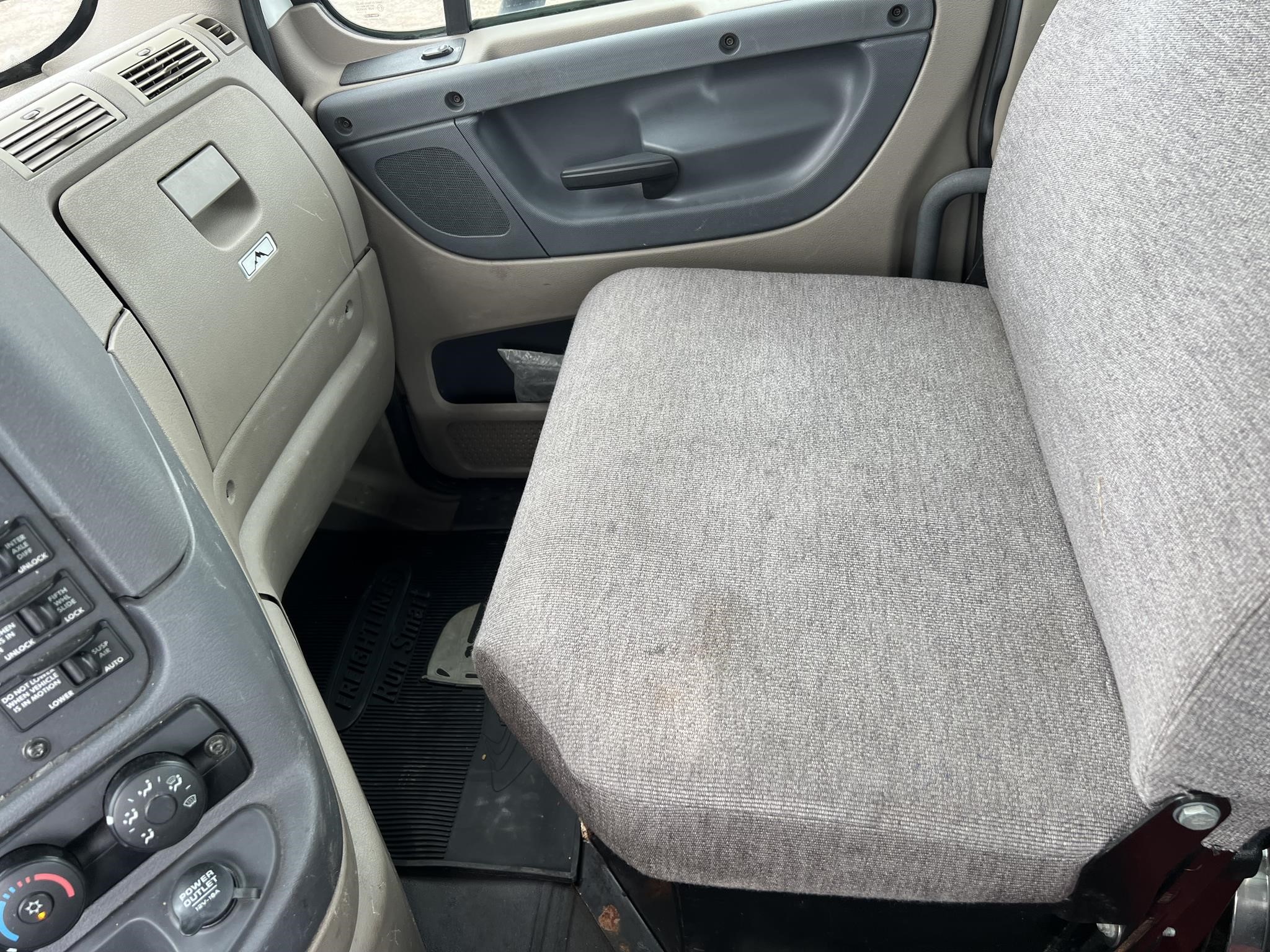 2016 FREIGHTLINER CASCADIA 125 - image 6 of 6