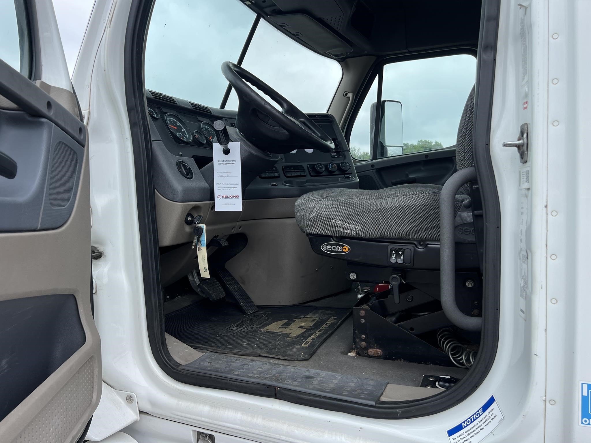2016 FREIGHTLINER CASCADIA 125 - image 3 of 6