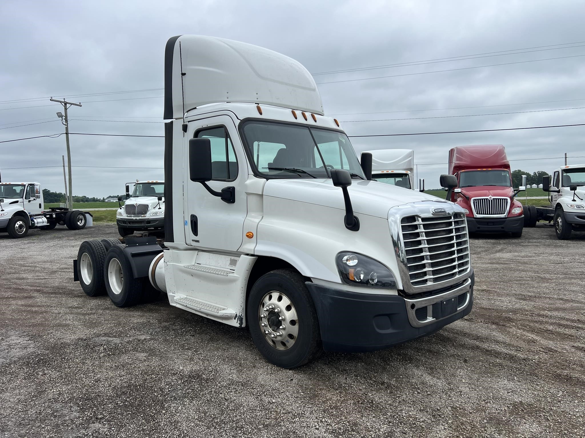 2016 FREIGHTLINER CASCADIA 125 - image 2 of 6