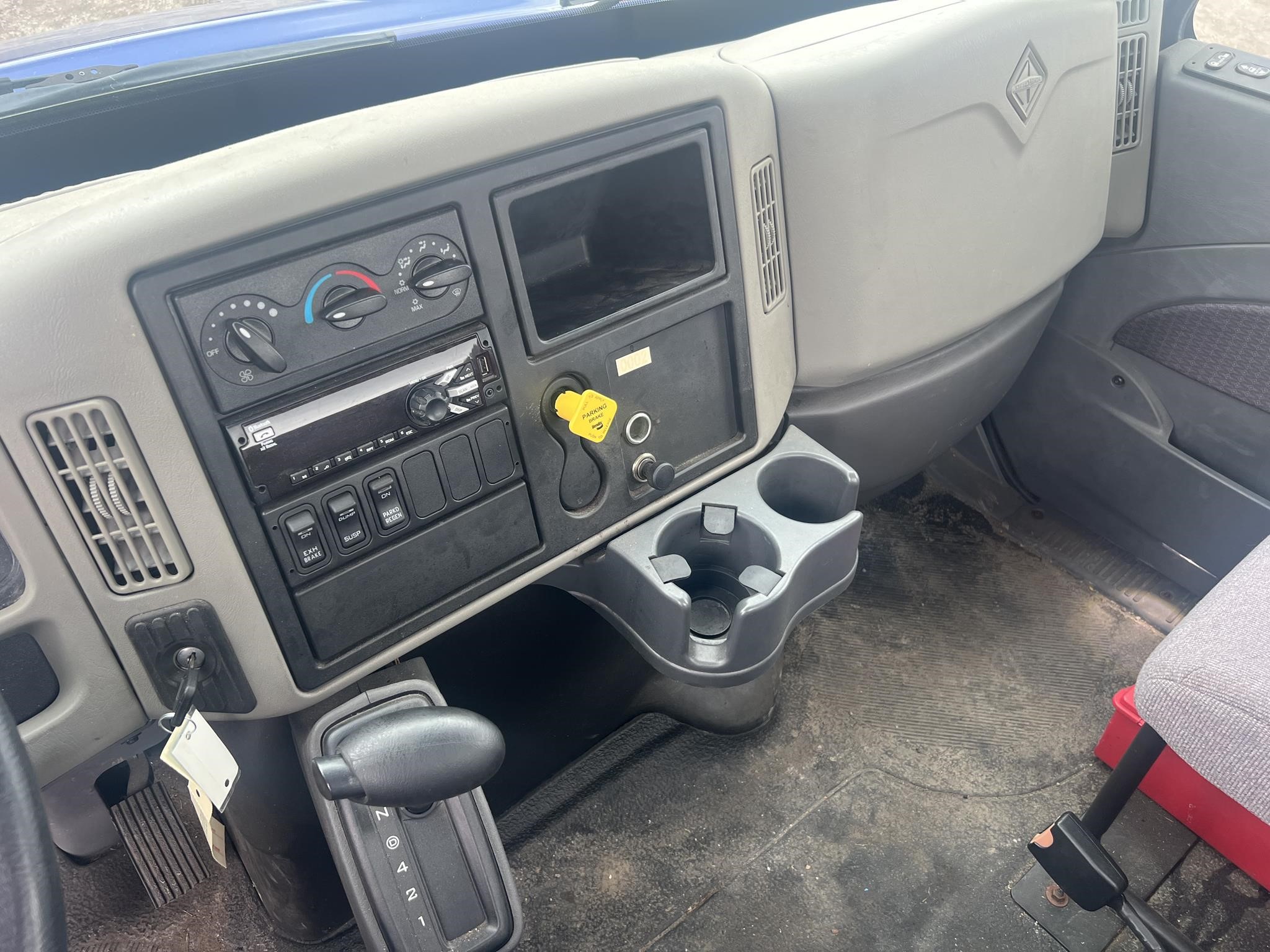 2019 INTERNATIONAL DURASTAR 4300 - image 4 of 6