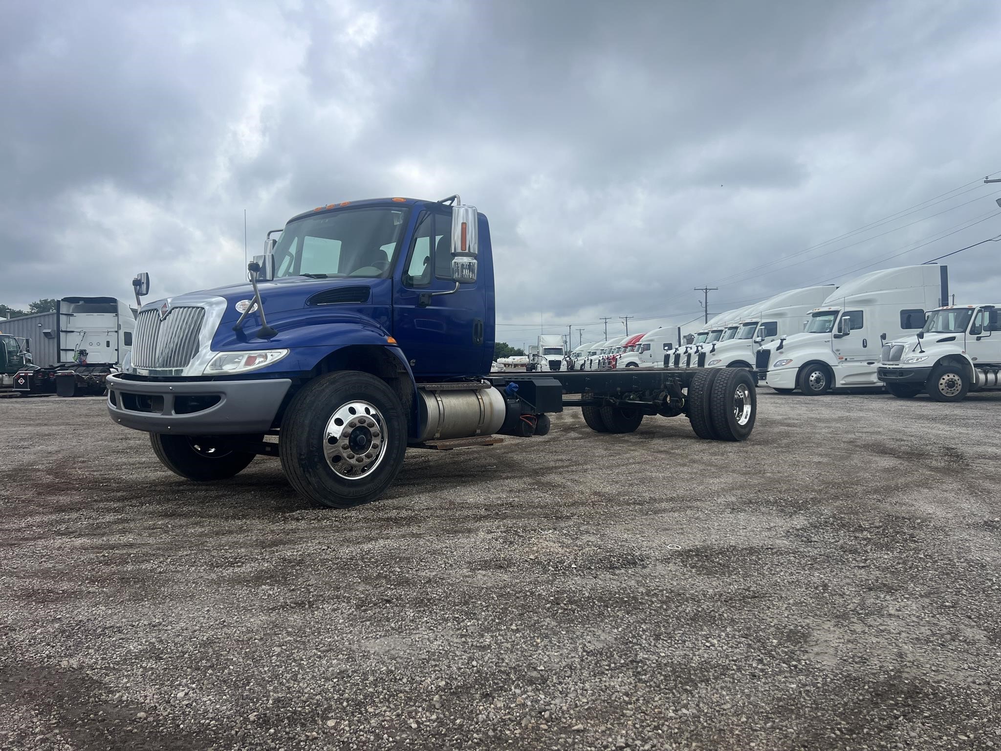 2019 INTERNATIONAL DURASTAR 4300 - image 2 of 6