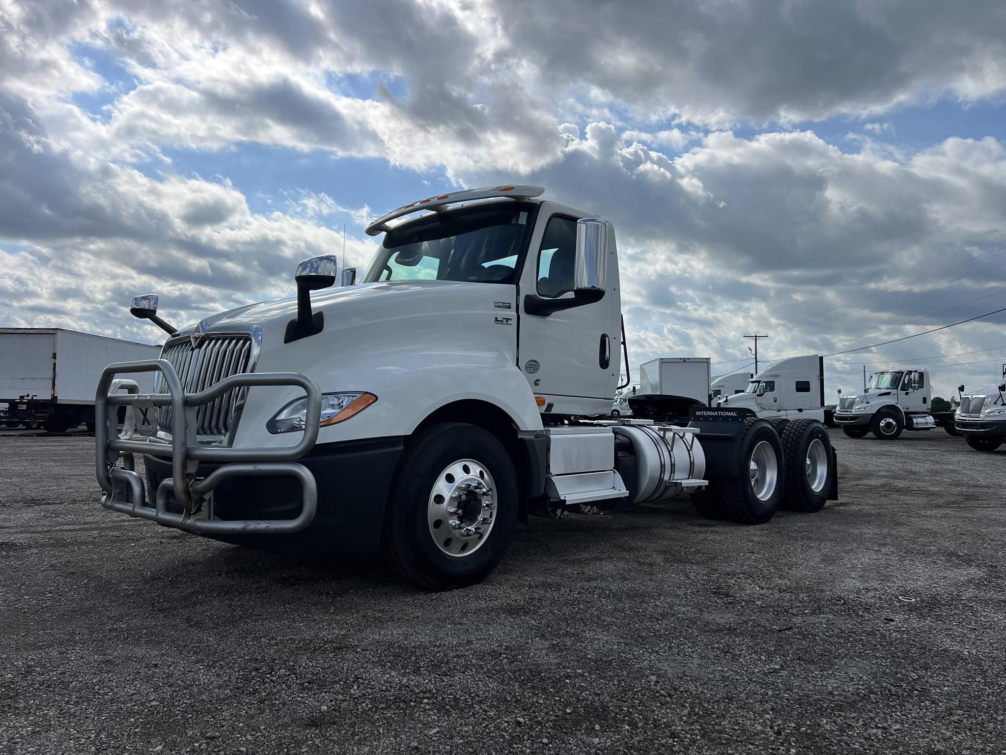 2019 INTERNATIONAL LT - image 2 of 6