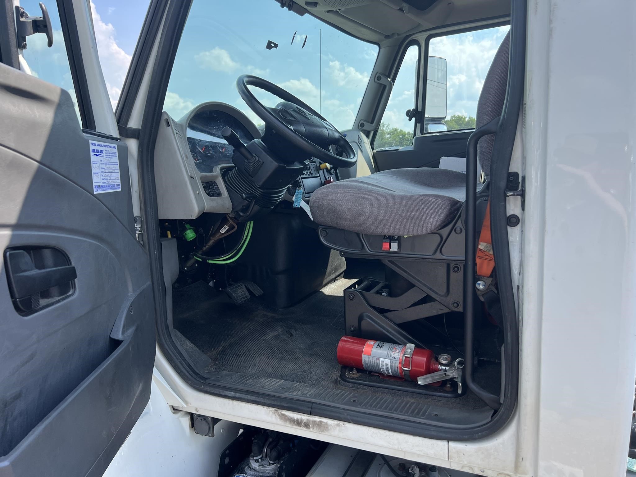 2019 INTERNATIONAL DURASTAR 4400 - image 5 of 6