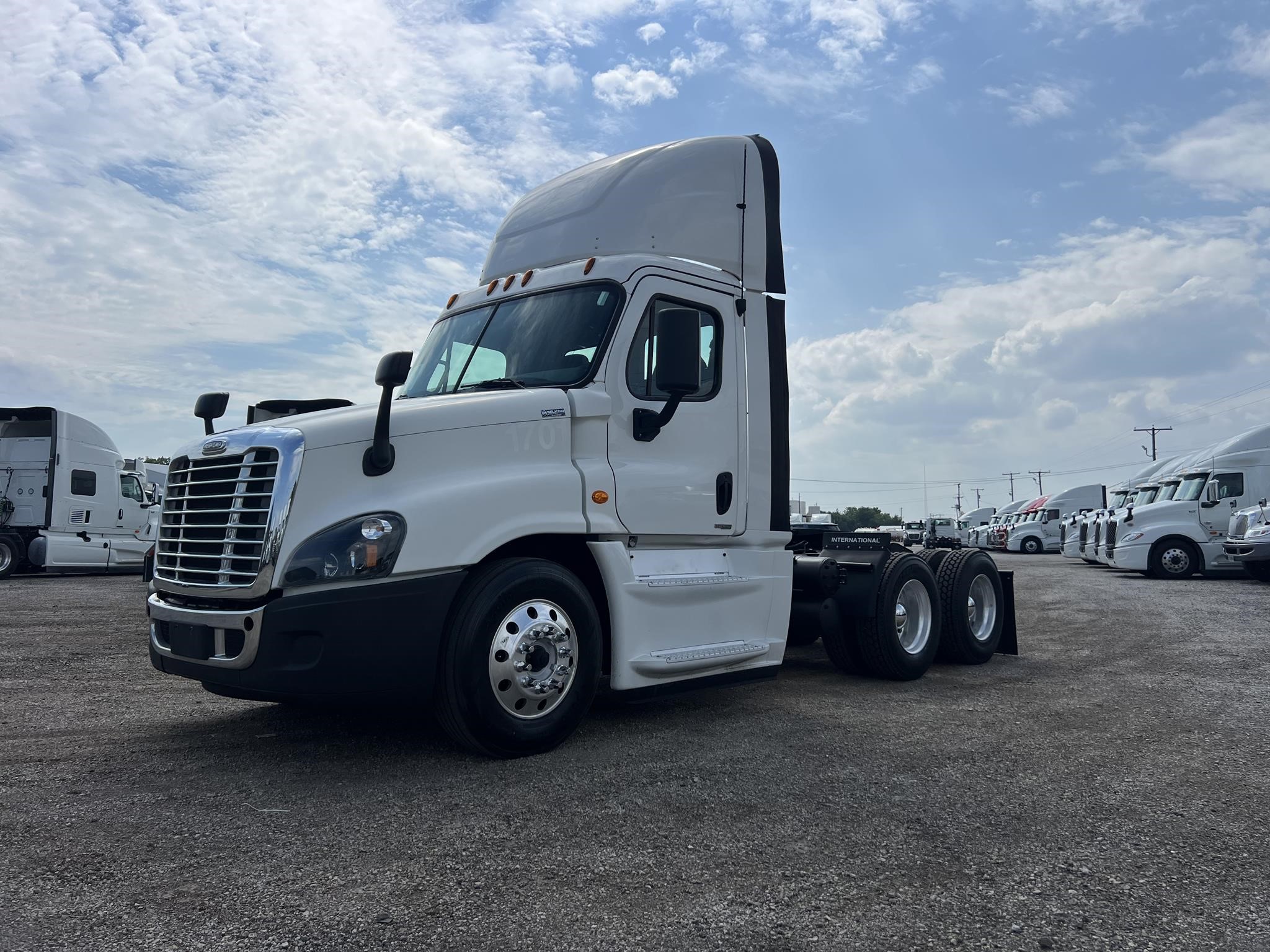 2017 FREIGHTLINER CASCADIA 125 - image 1 of 6