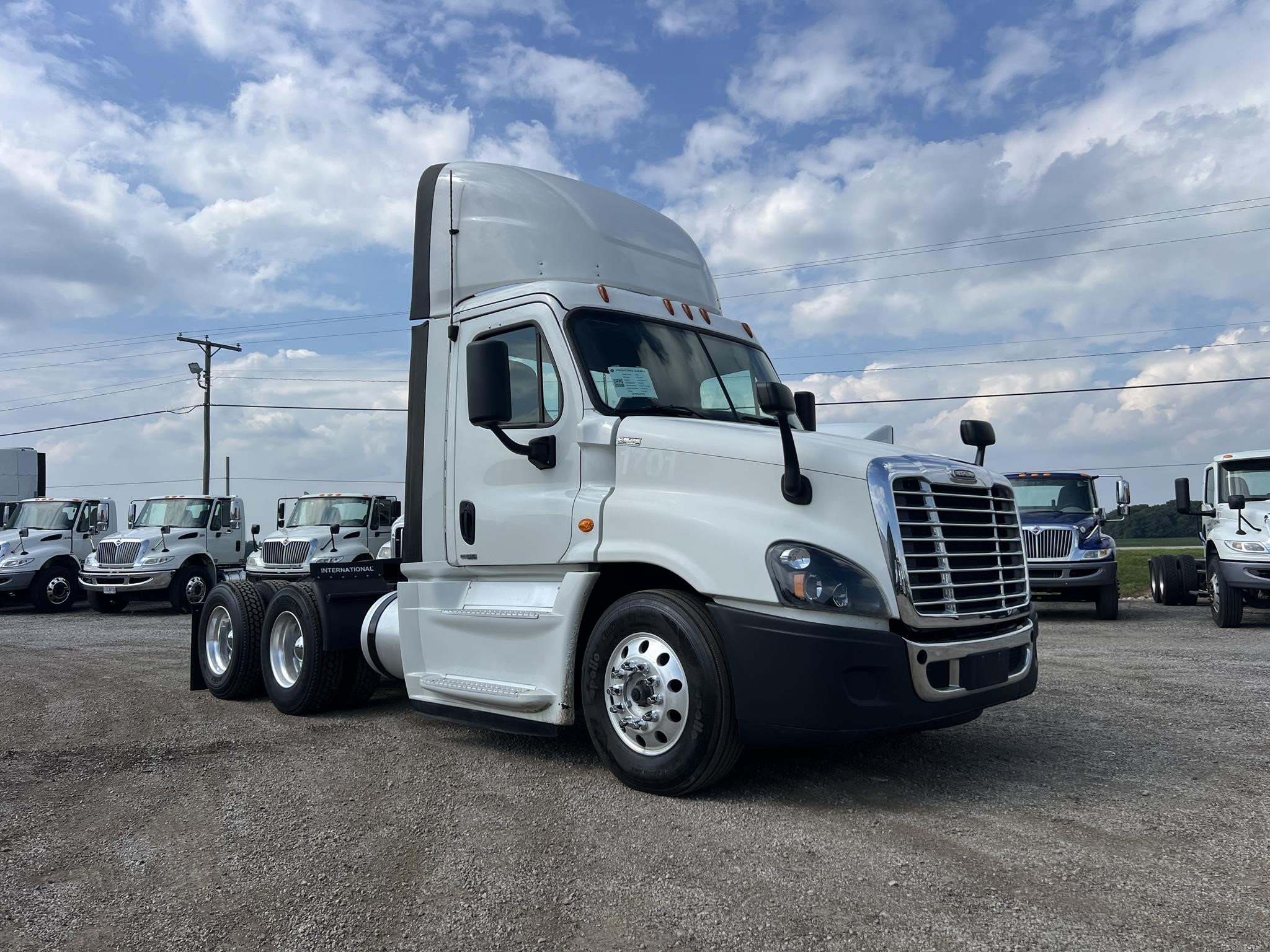 2017 FREIGHTLINER CASCADIA 125 - image 2 of 6