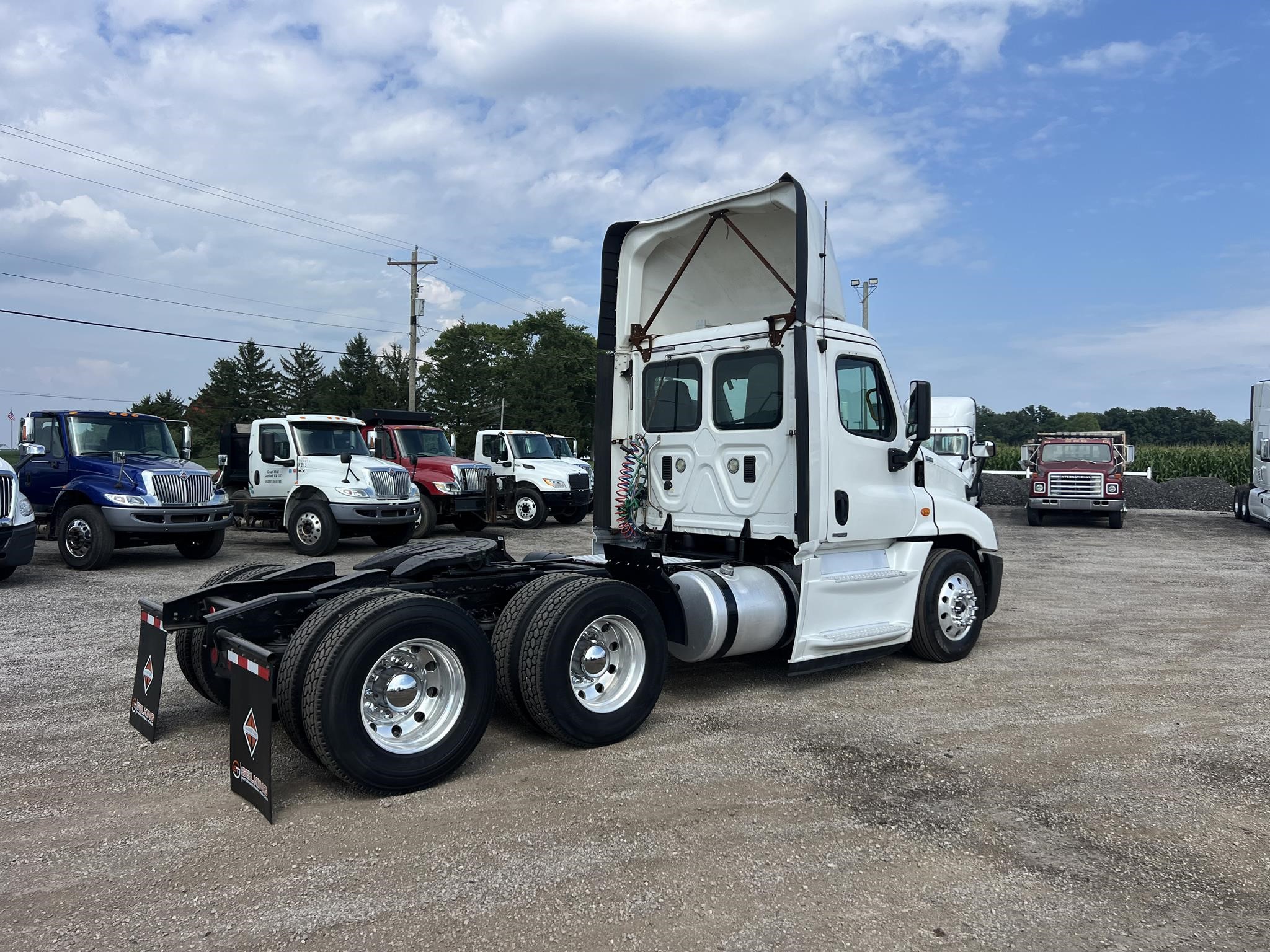 2017 FREIGHTLINER CASCADIA 125 - image 4 of 6