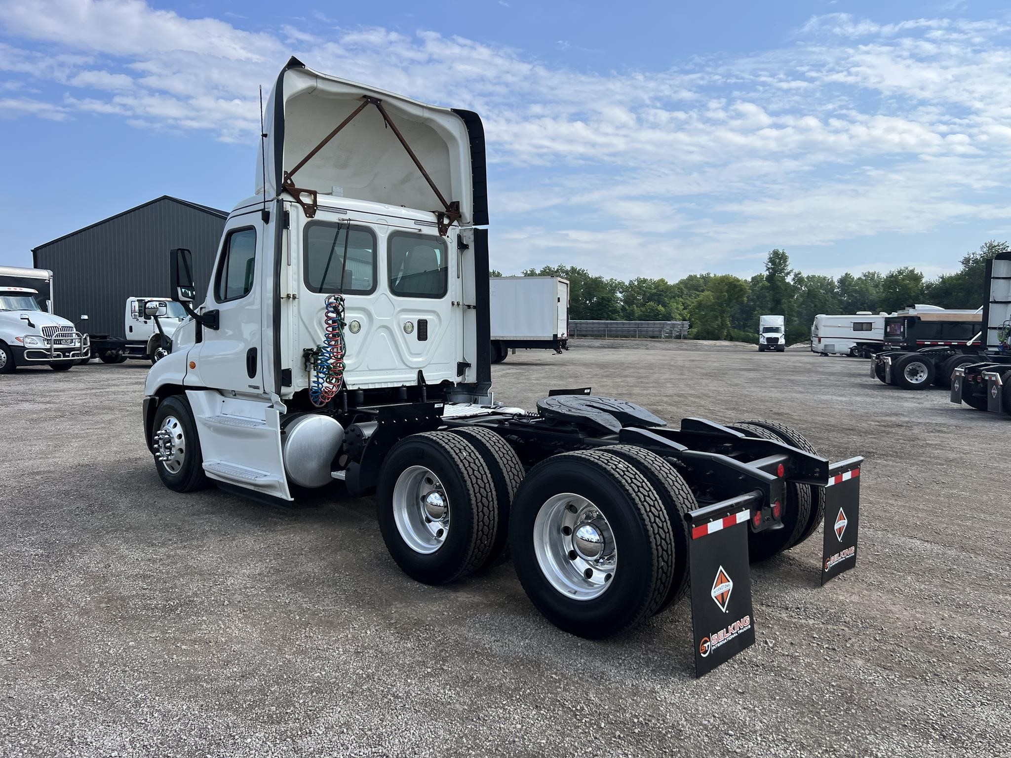 2017 FREIGHTLINER CASCADIA 125 - image 3 of 6