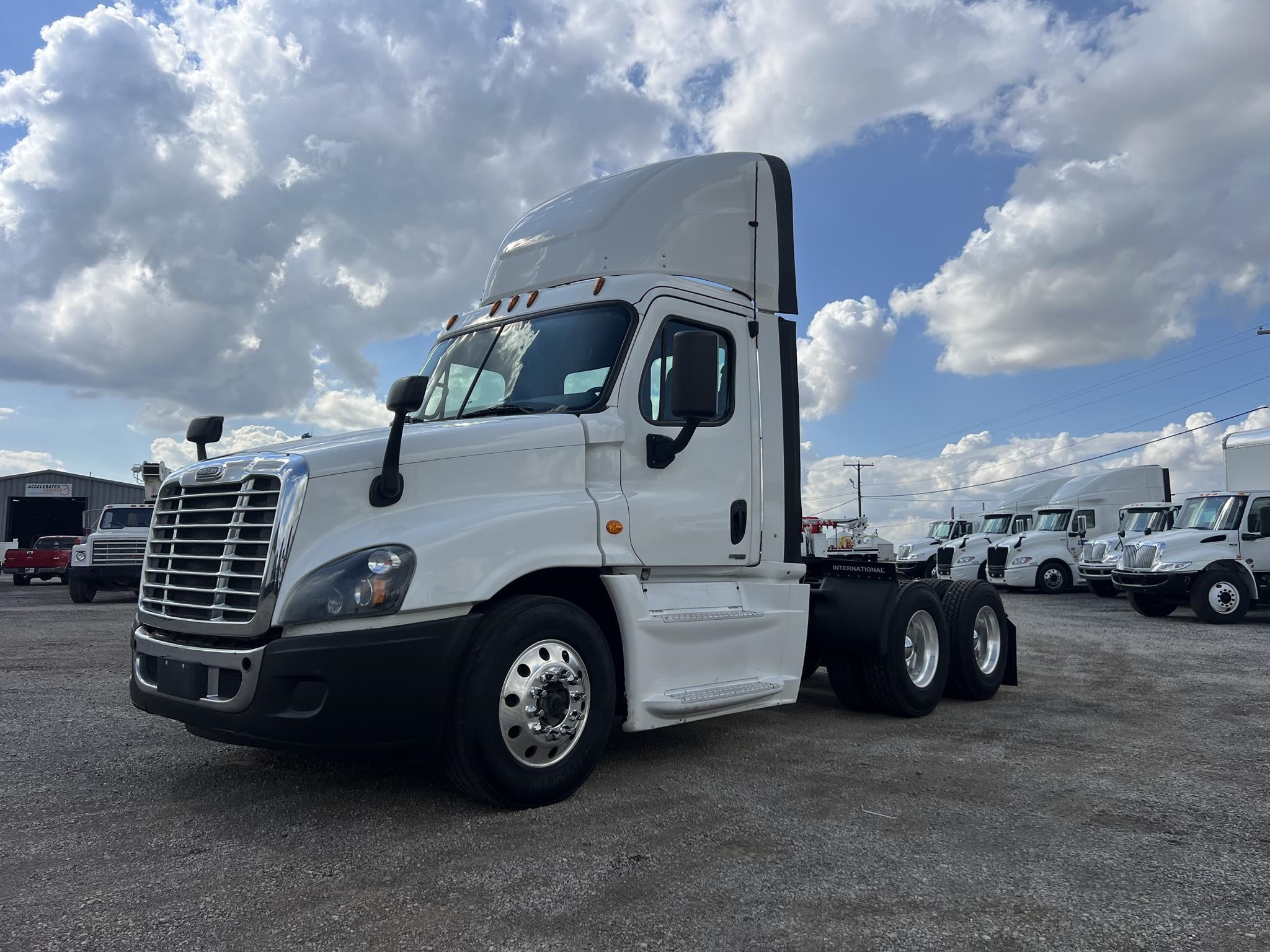 2016 FREIGHTLINER CASCADIA 125 - image 2 of 6