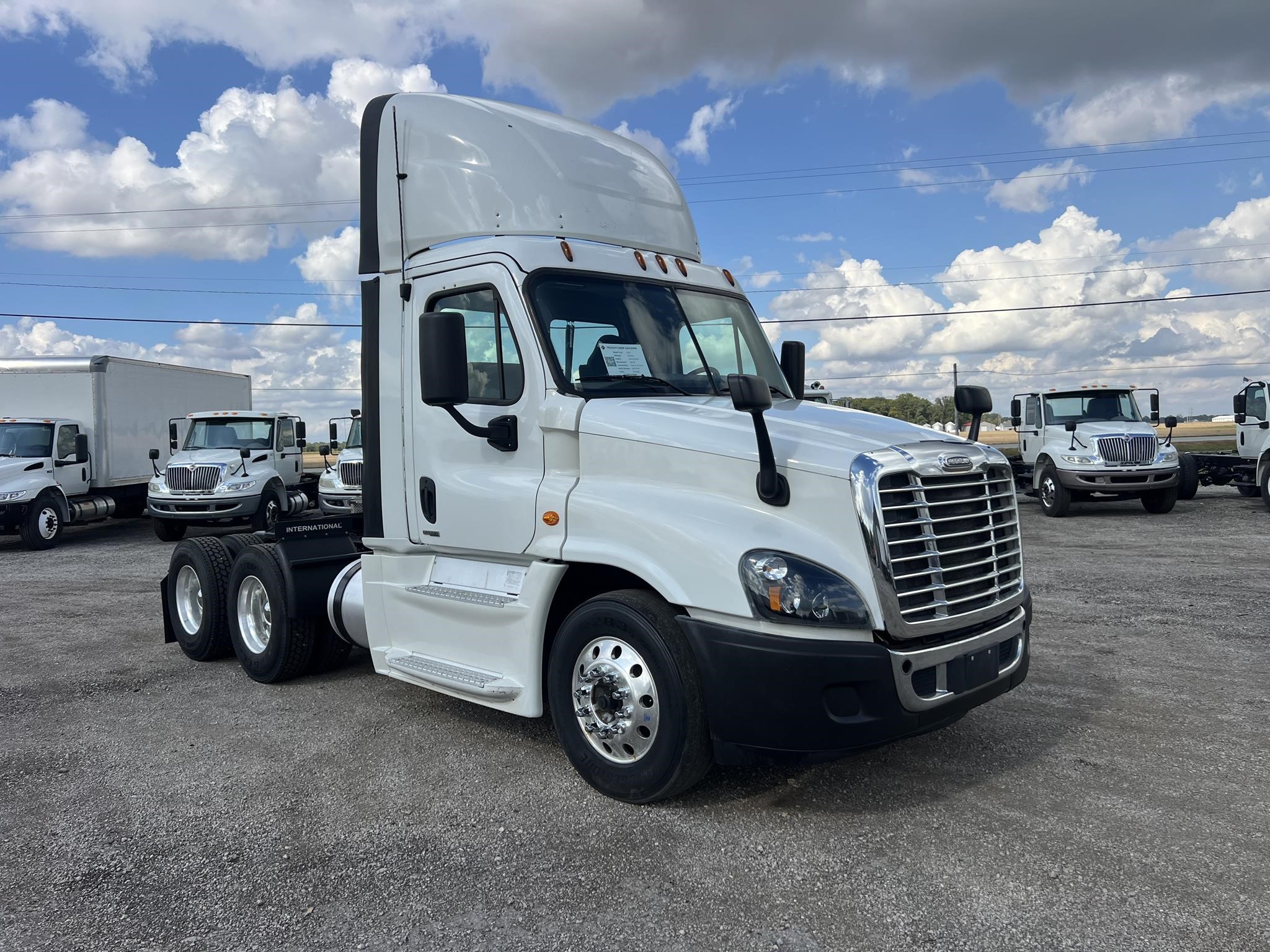 2016 FREIGHTLINER CASCADIA 125 - image 1 of 6
