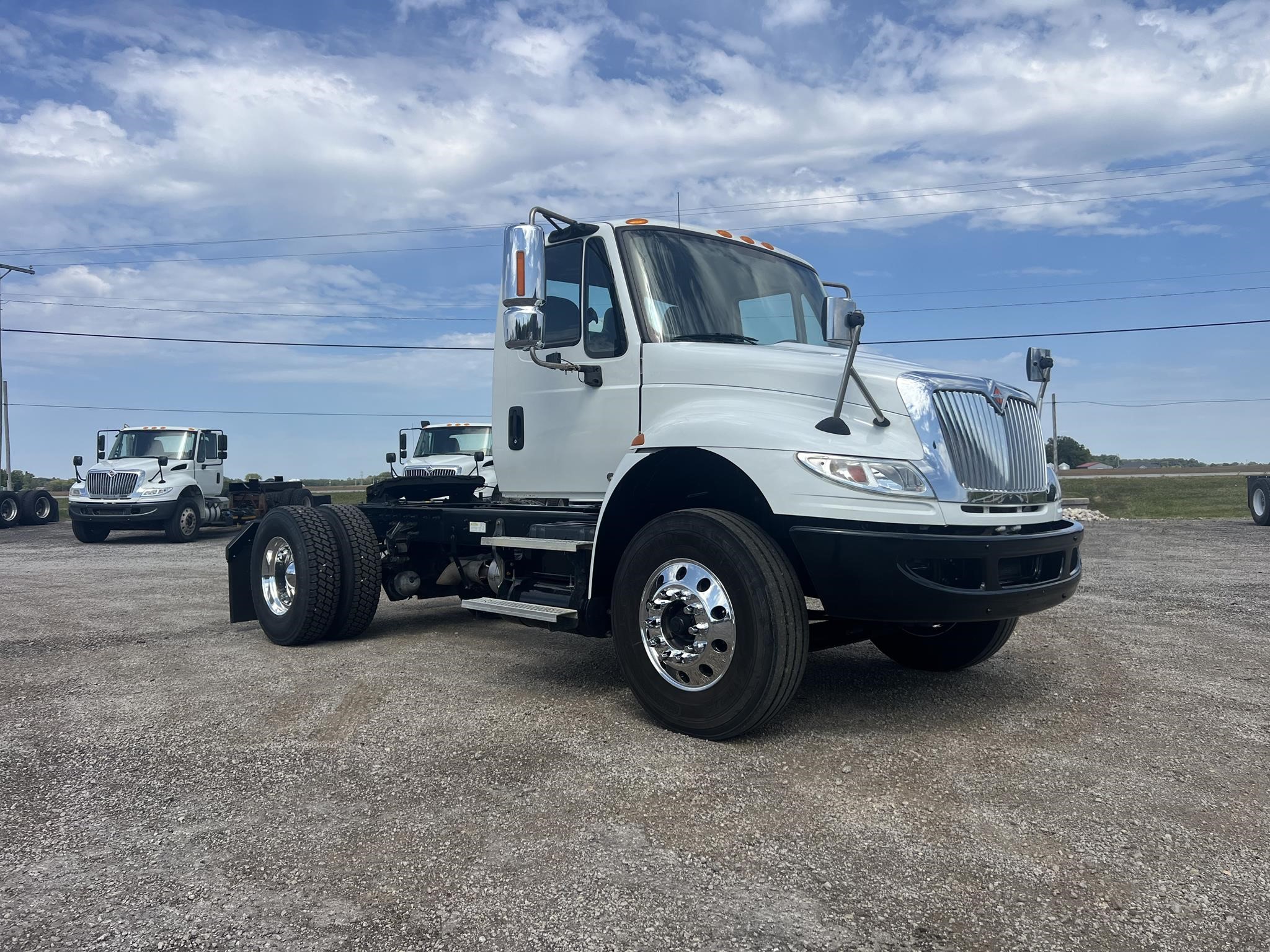 2019 INTERNATIONAL DURASTAR 4400 - image 2 of 6