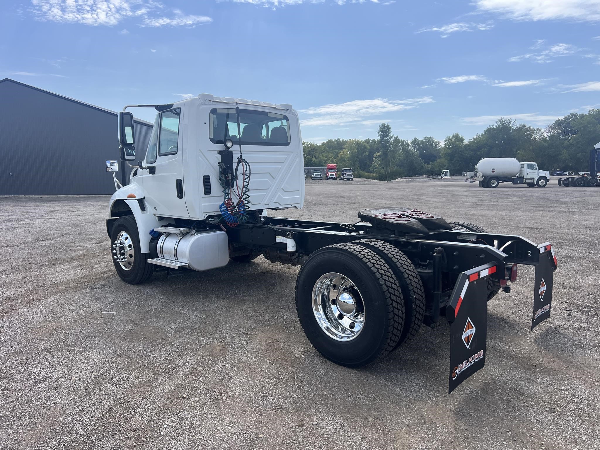 2019 INTERNATIONAL DURASTAR 4400 - image 4 of 6