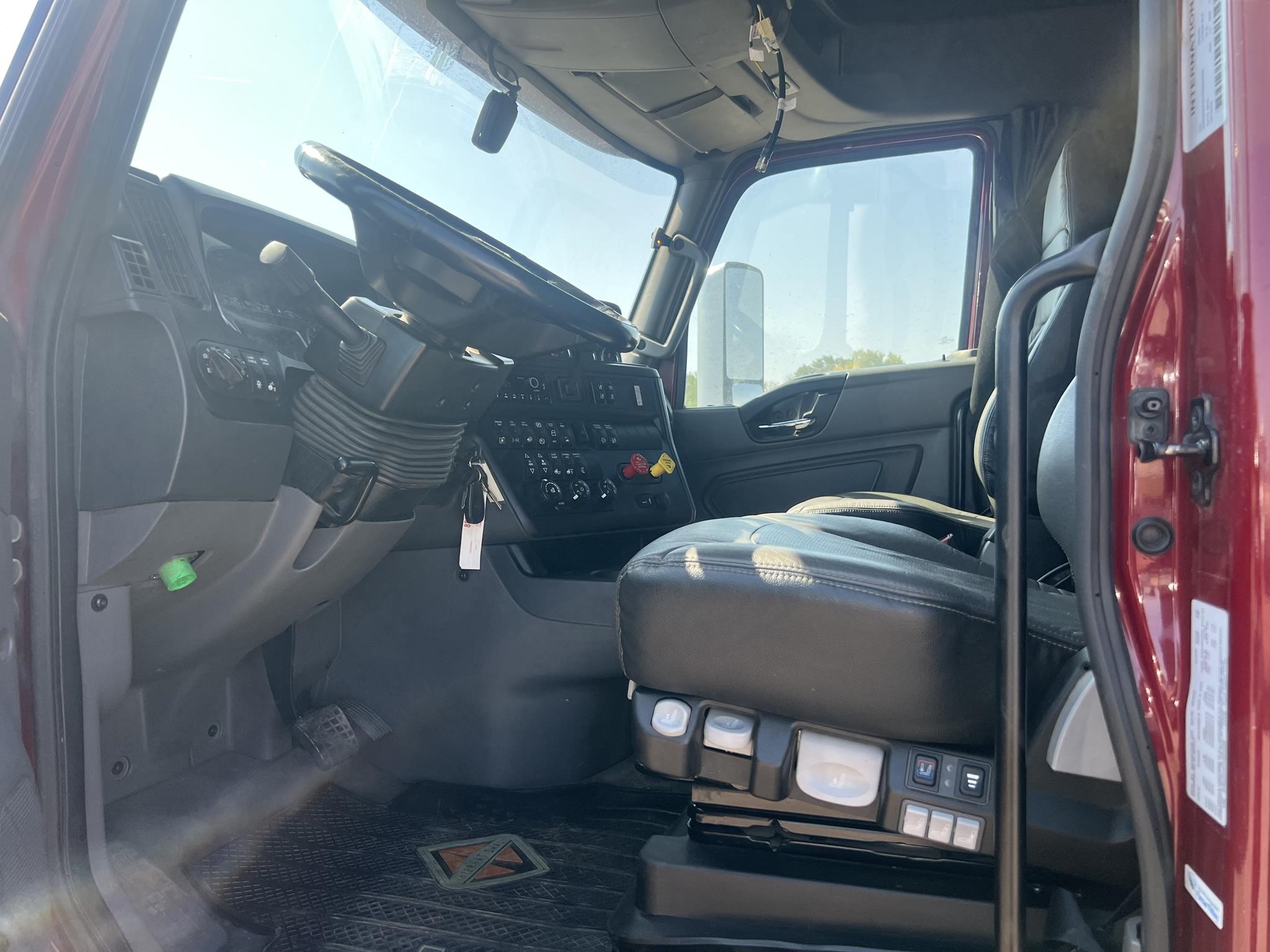 2023 INTERNATIONAL LT - image 3 of 6