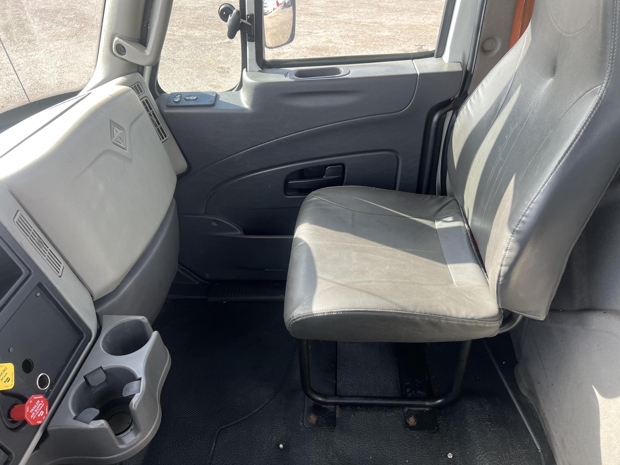 2018 INTERNATIONAL DURASTAR 4300 2018 INTERNATIONAL DURASTAR 4300 - image 5 of 6