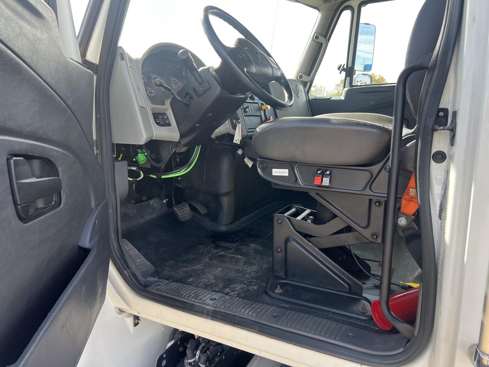 2018 INTERNATIONAL DURASTAR 4300 2018 INTERNATIONAL DURASTAR 4300 - image 3 of 6