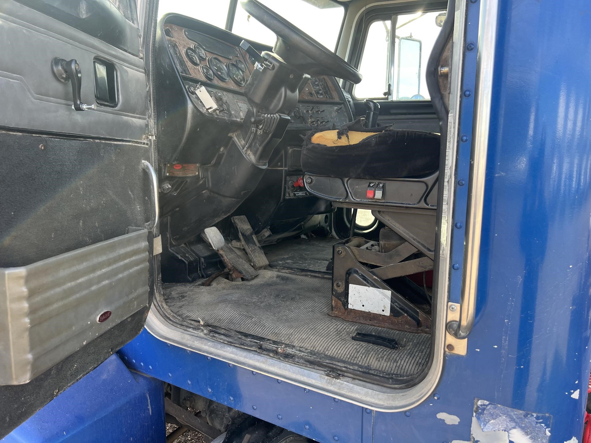 2004 PETERBILT 385 2004 PETERBILT 385 - image 5 of 6