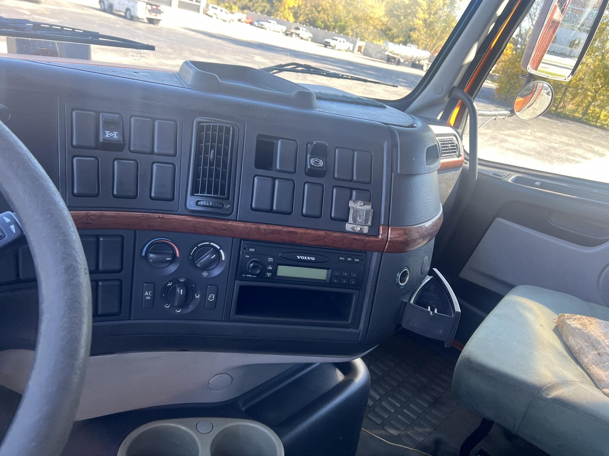 2004 VOLVO VHD64F200 10024177398 2004 VOLVO VHD64F200 10024177398