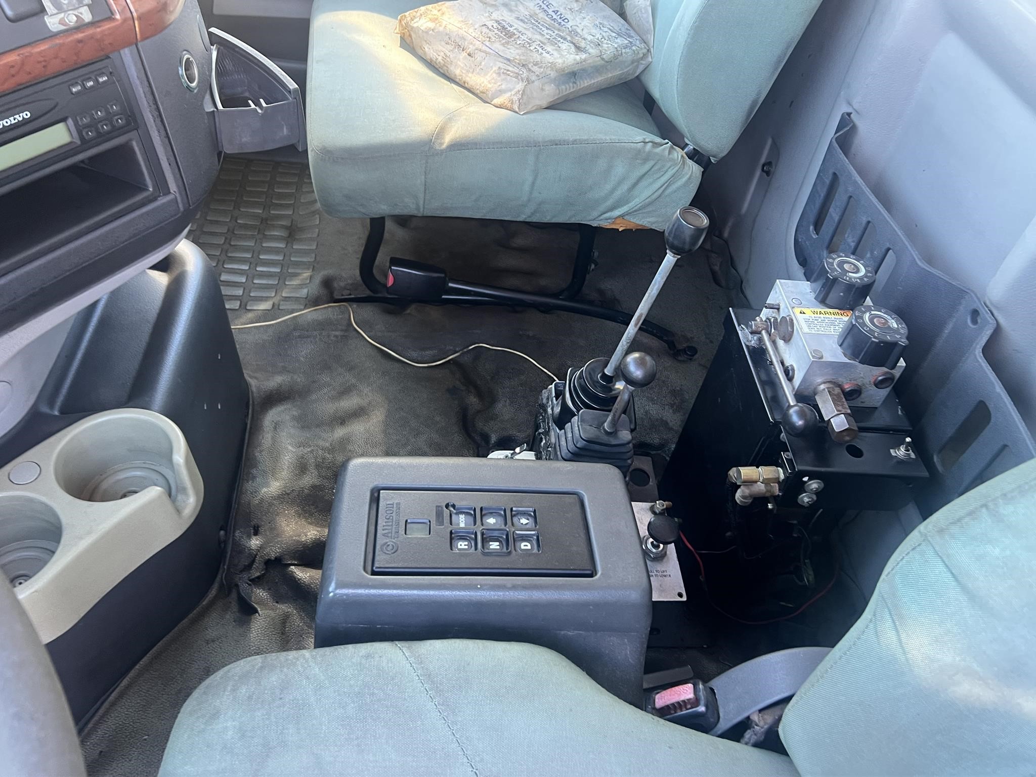 2004 VOLVO VHD64F200 10024177403 2004 VOLVO VHD64F200 10024177403