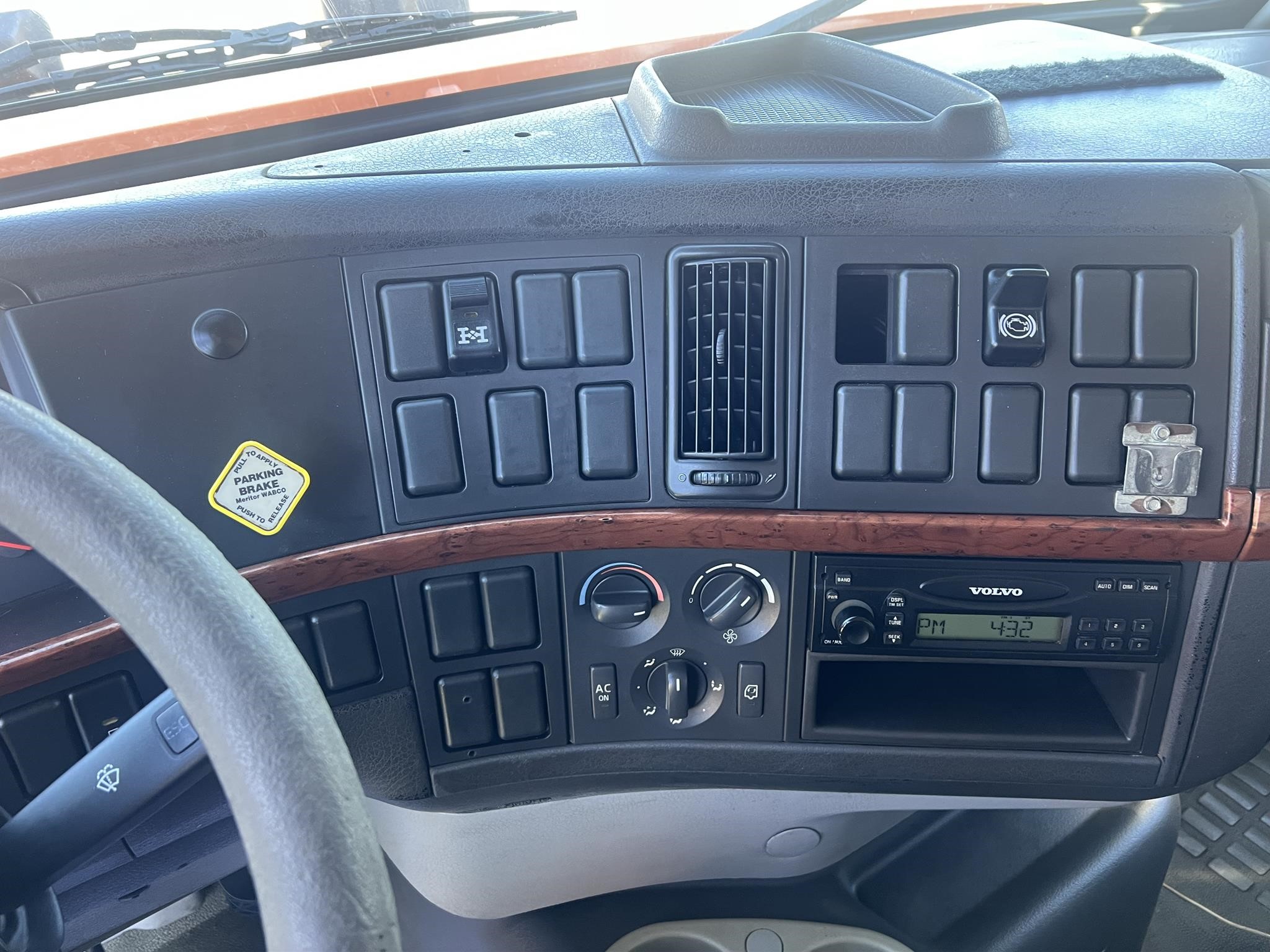 2004 VOLVO VHD64F200 10024177410 2004 VOLVO VHD64F200 10024177410