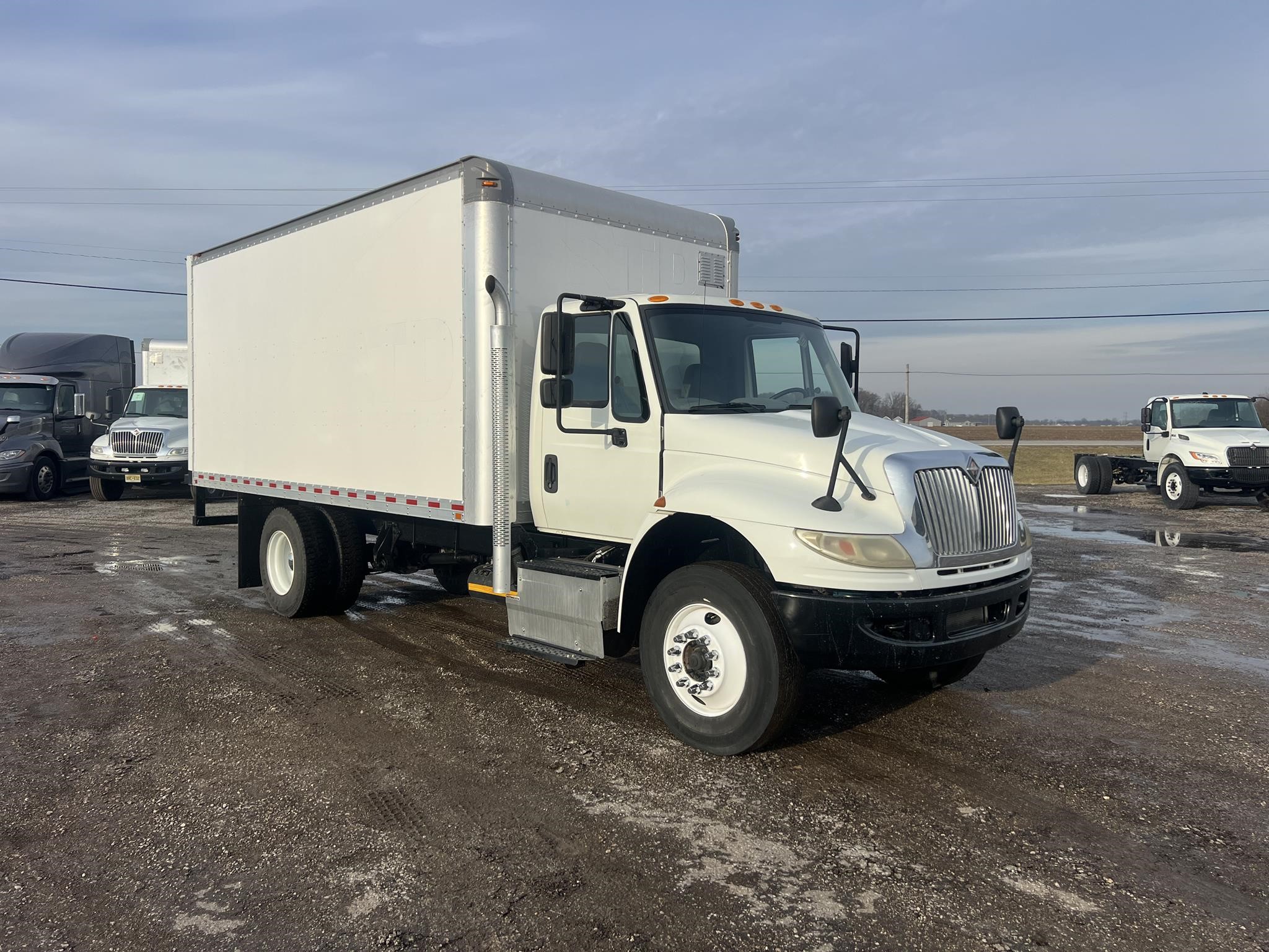 2017 INTERNATIONAL DURASTAR 4300 2017 INTERNATIONAL DURASTAR 4300 - image 2 of 6