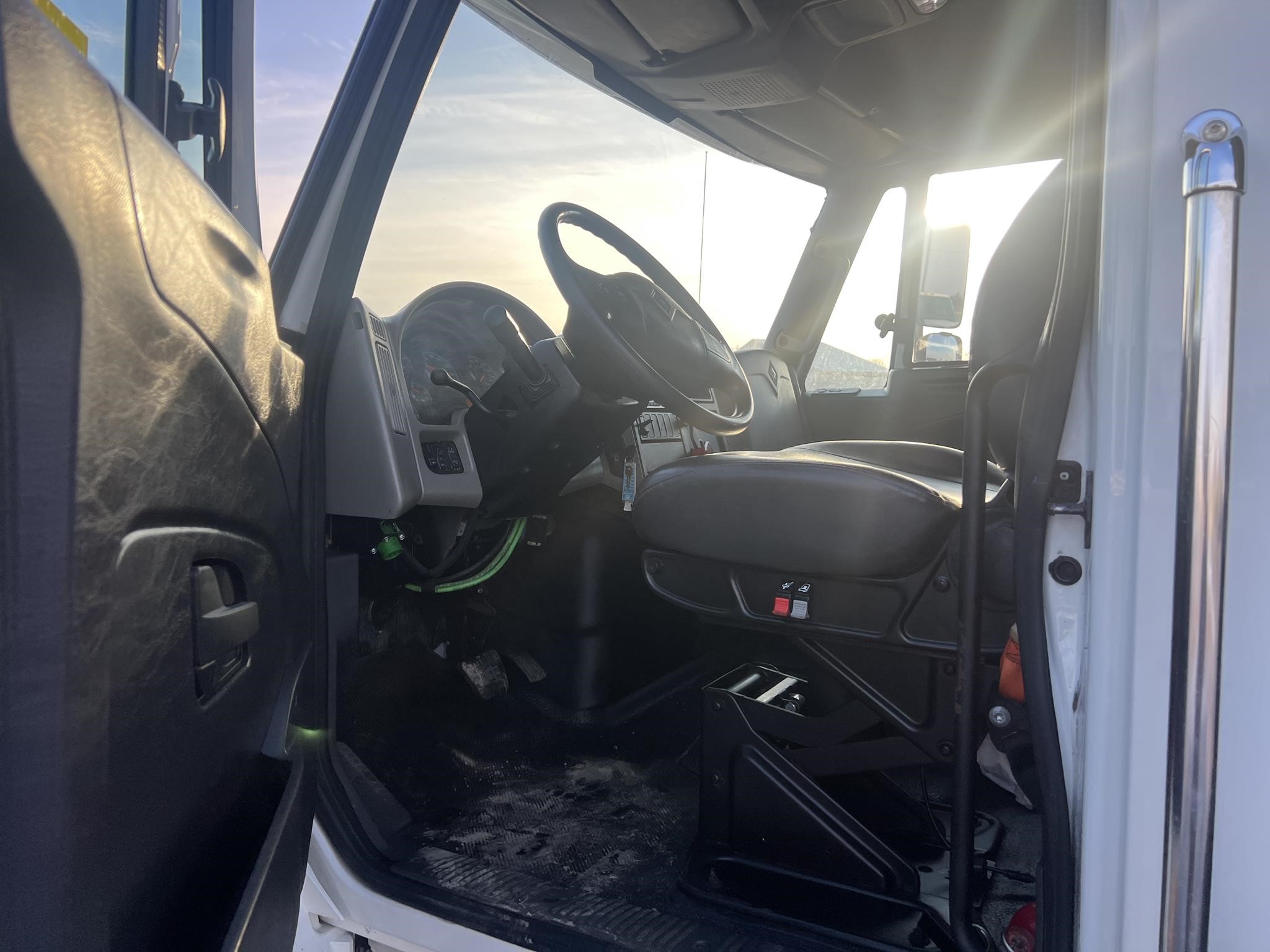 2018 INTERNATIONAL DURASTAR 4300 2018 INTERNATIONAL DURASTAR 4300 - image 5 of 6