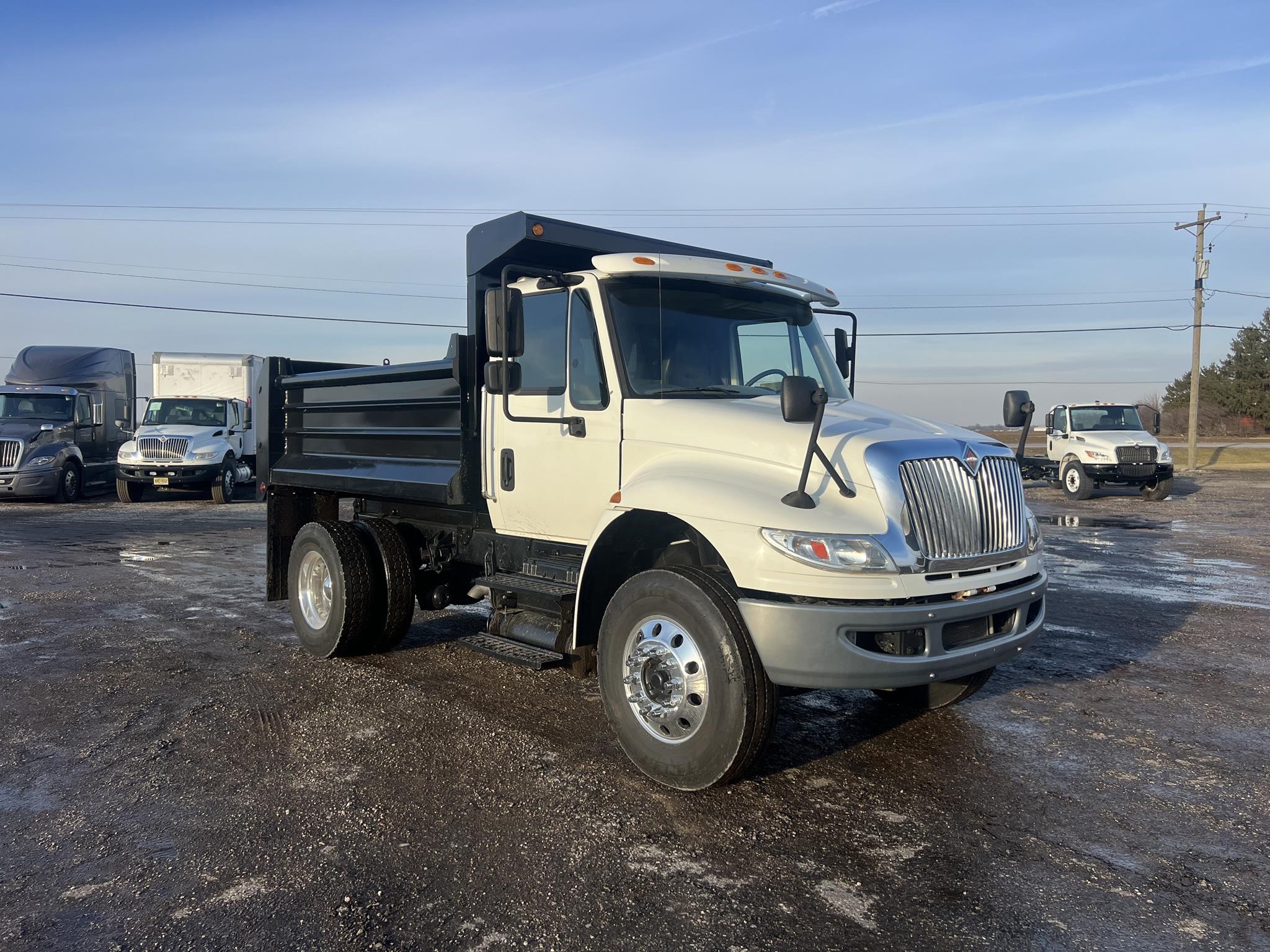 2018 INTERNATIONAL DURASTAR 4300 2018 INTERNATIONAL DURASTAR 4300 - image 2 of 6