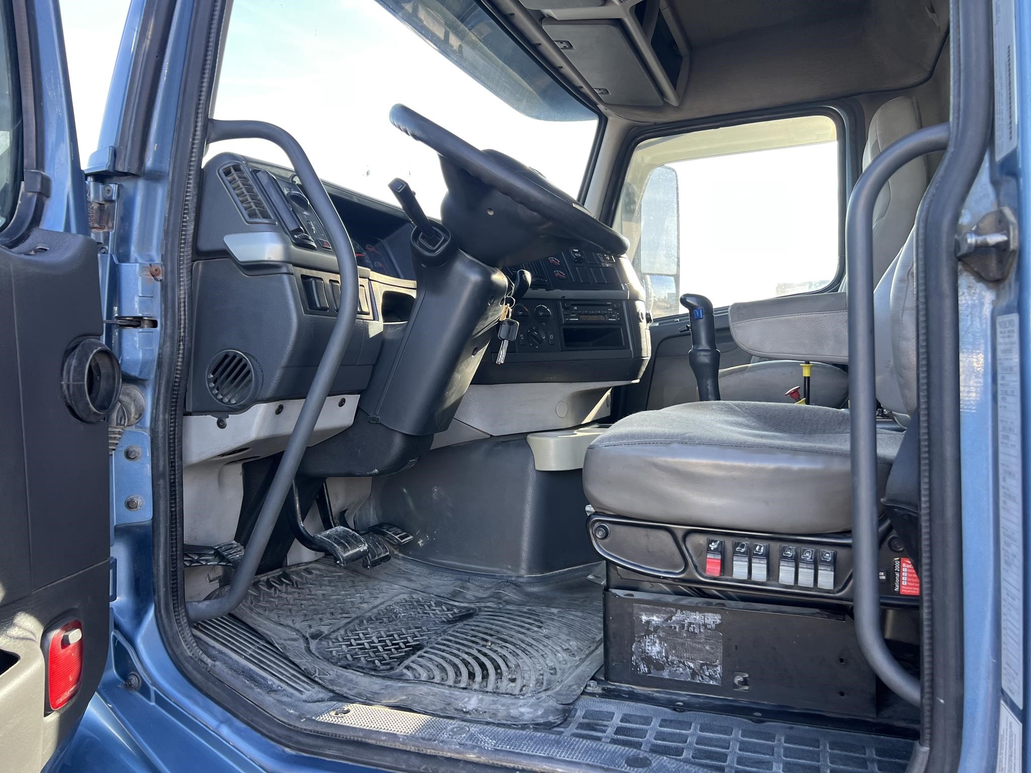 2007 VOLVO VHD104B300 2007 VOLVO VHD104B300 - image 5 of 6