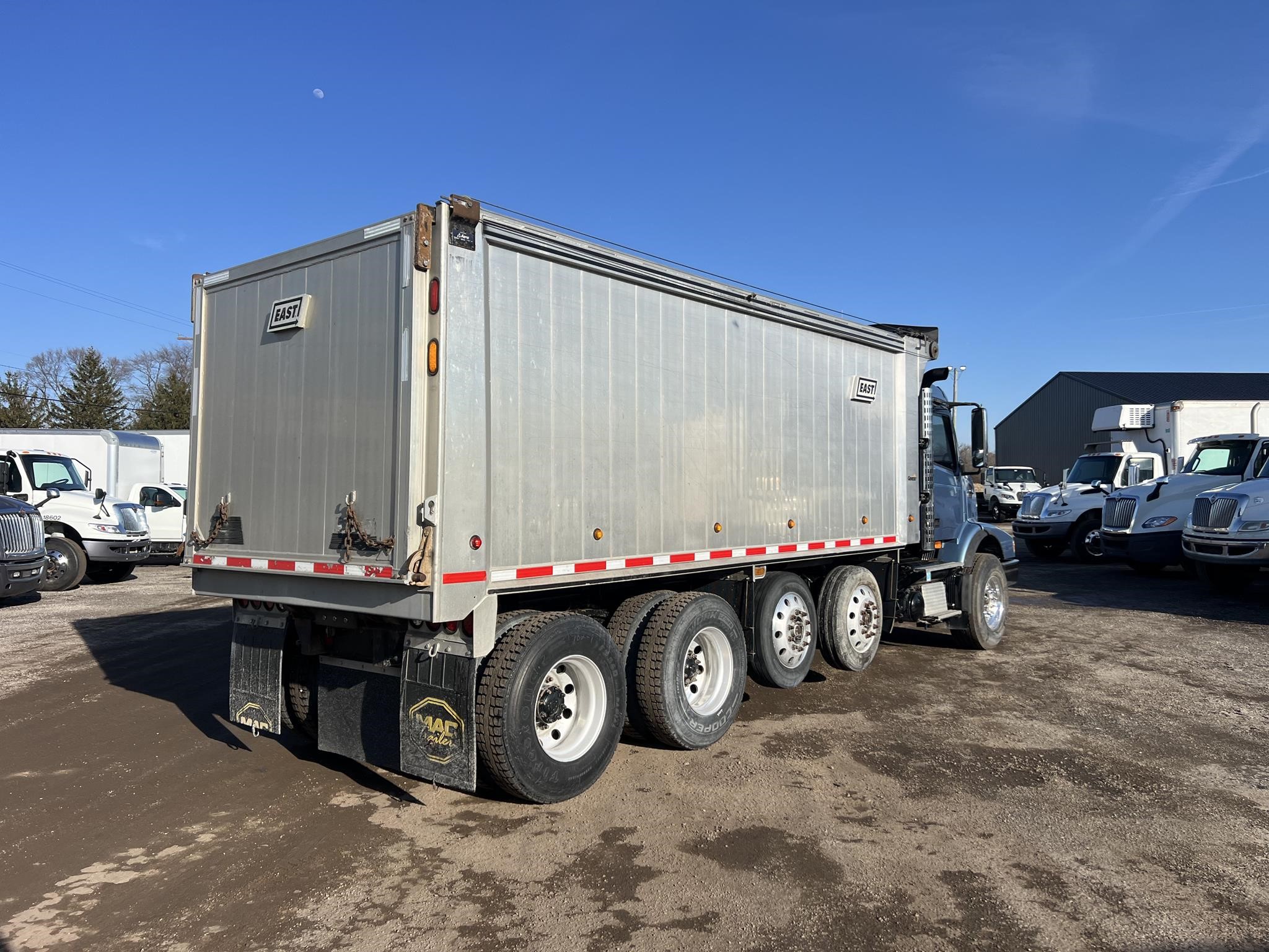 2007 VOLVO VHD104B300 2007 VOLVO VHD104B300 - image 4 of 6
