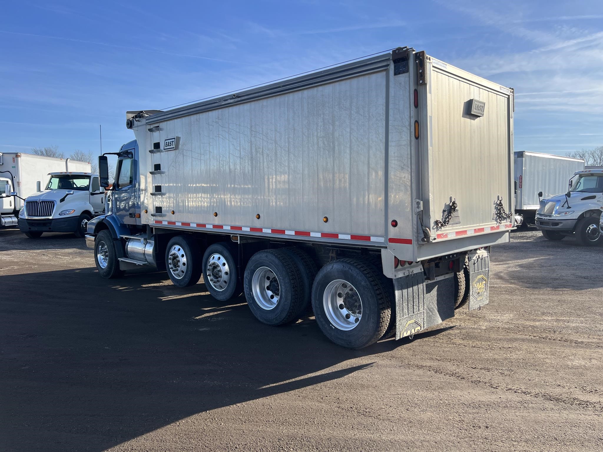2007 VOLVO VHD104B300 2007 VOLVO VHD104B300 - image 3 of 6