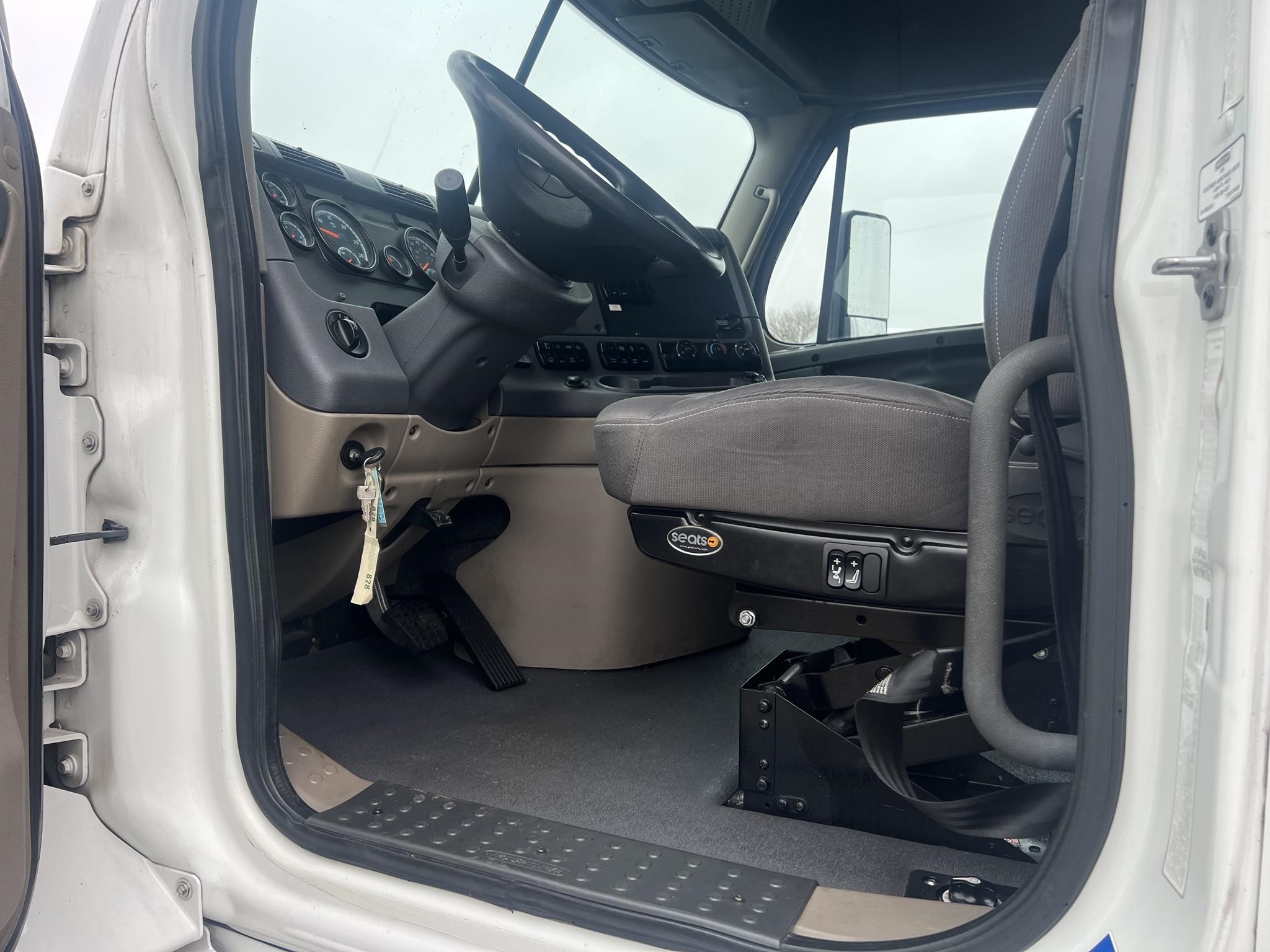 2016 FREIGHTLINER CASCADIA 113 2016 FREIGHTLINER CASCADIA 113 - image 6 of 6