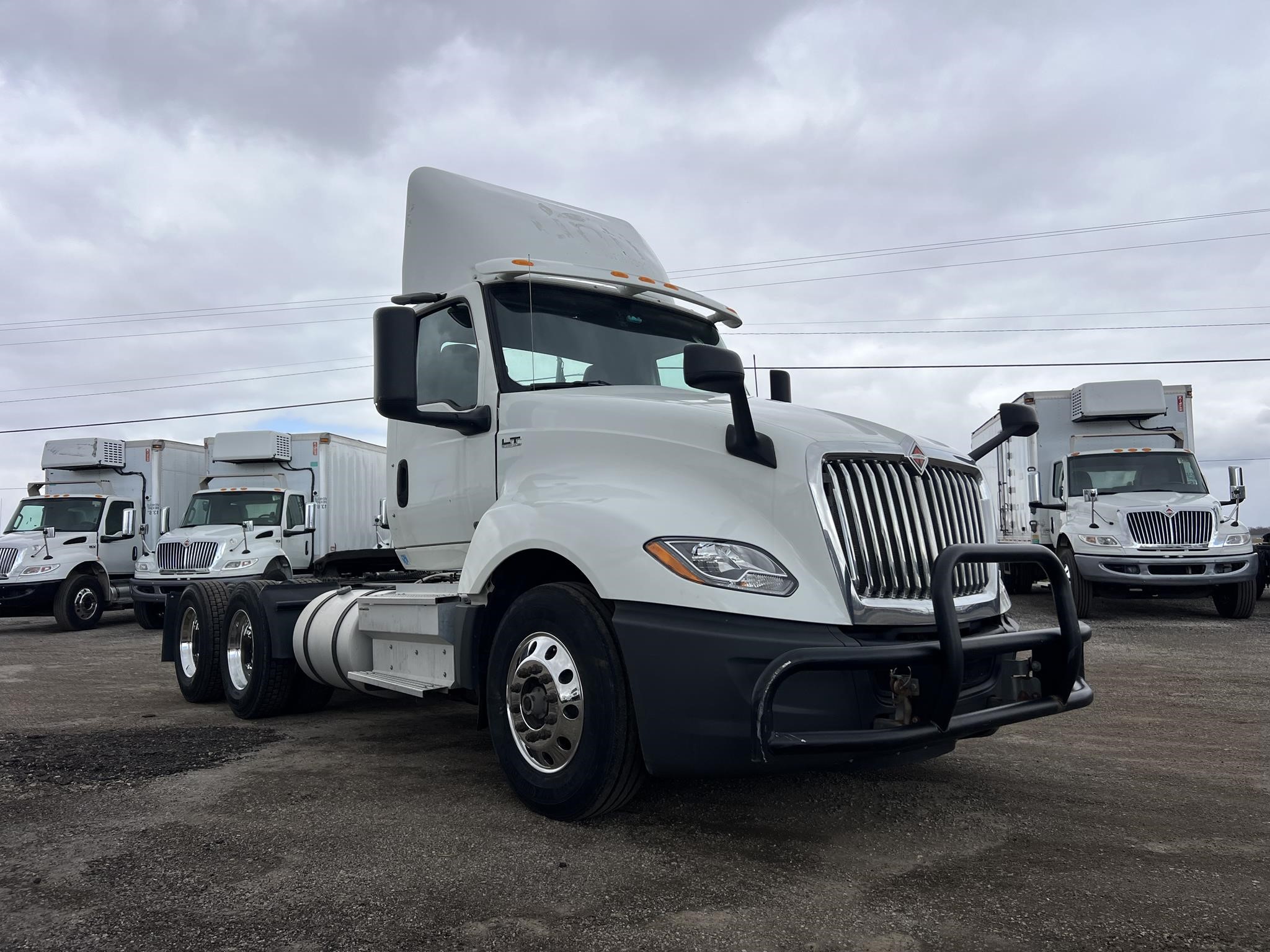 2019 INTERNATIONAL LT 2019 INTERNATIONAL LT - image 2 of 6