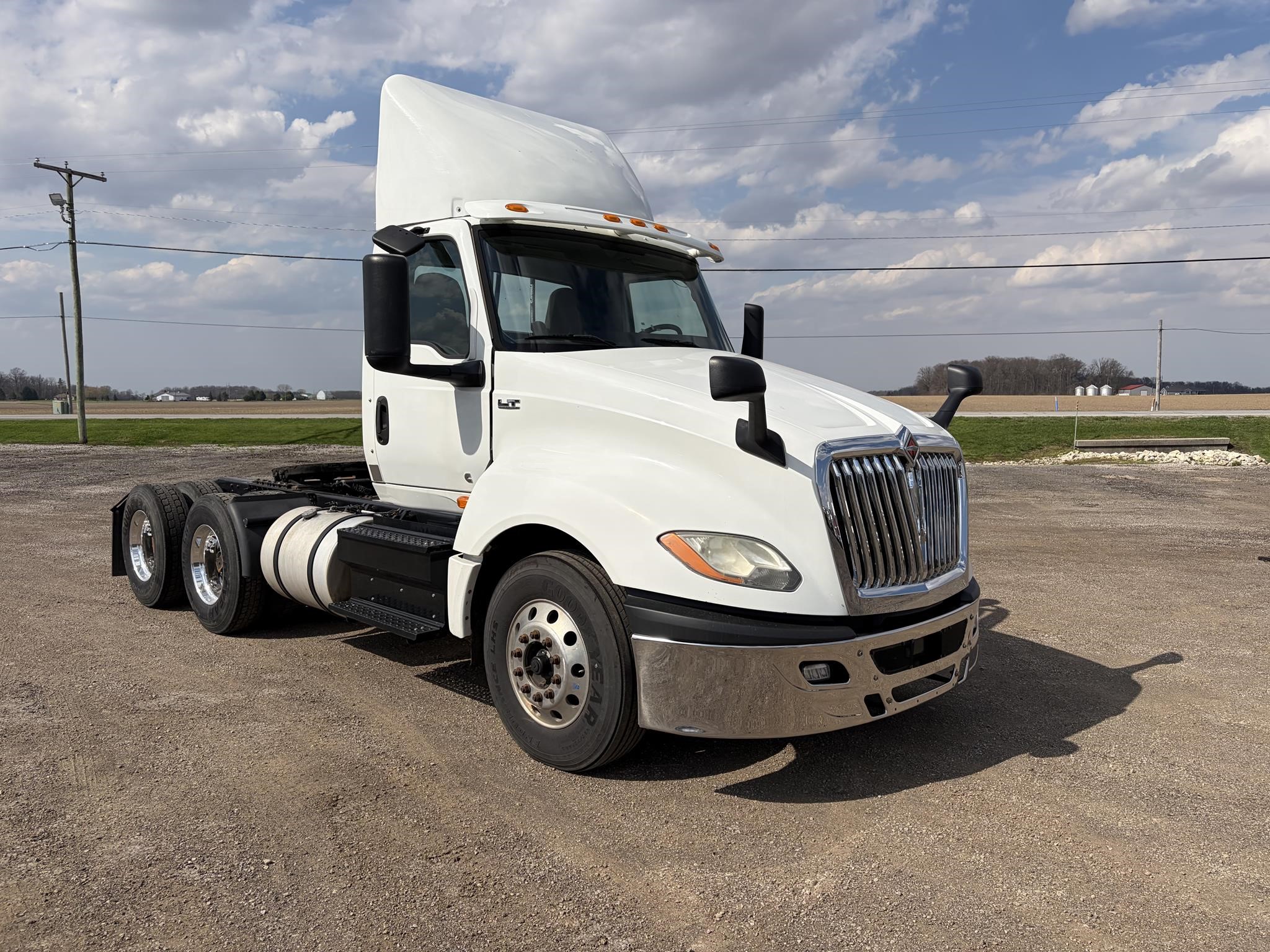 2019 INTERNATIONAL LT 2019 INTERNATIONAL LT - image 2 of 6