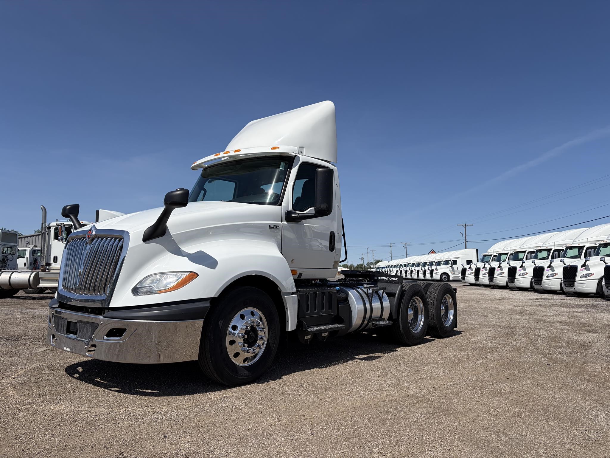 2019 INTERNATIONAL LT 2019 INTERNATIONAL LT - image 1 of 6
