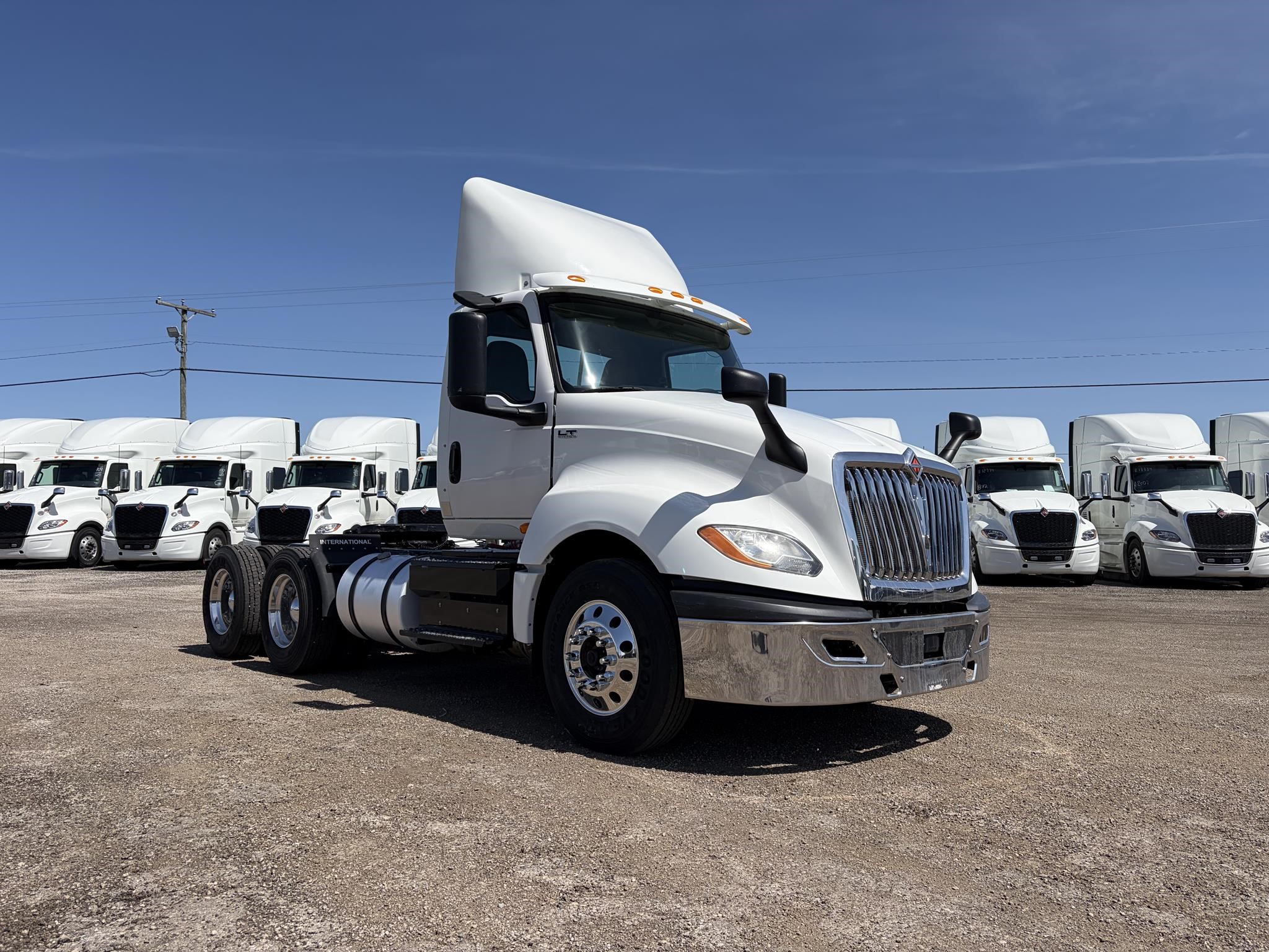 2019 INTERNATIONAL LT 2019 INTERNATIONAL LT - image 2 of 6