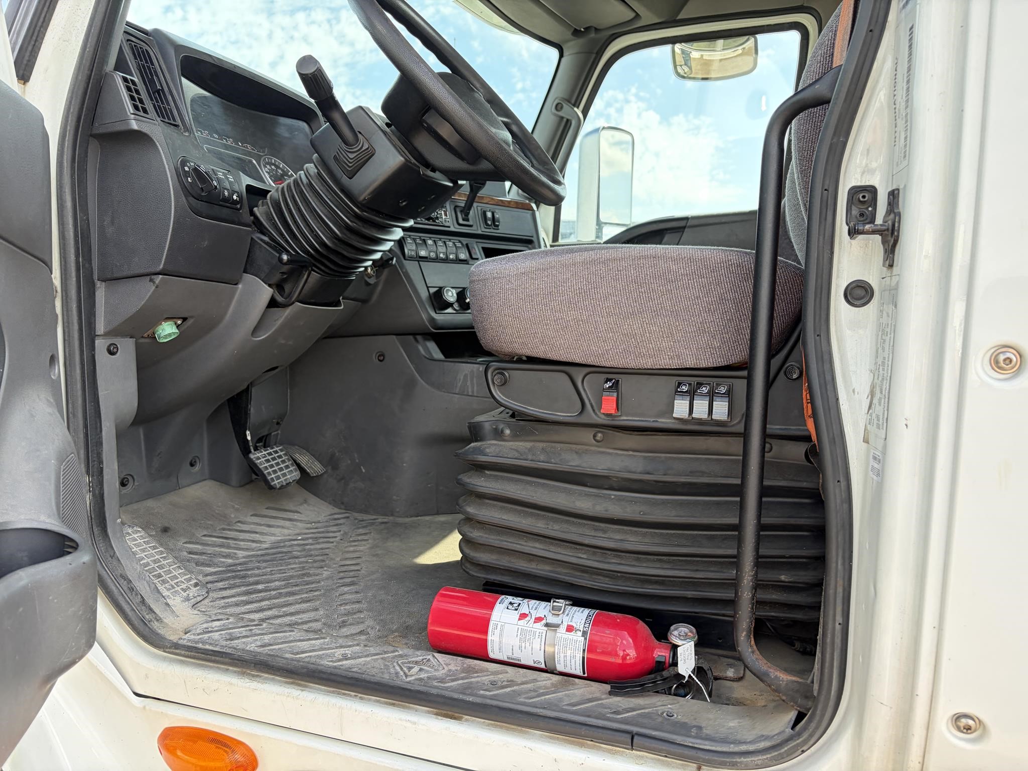 2019 INTERNATIONAL LT 2019 INTERNATIONAL LT - image 6 of 6