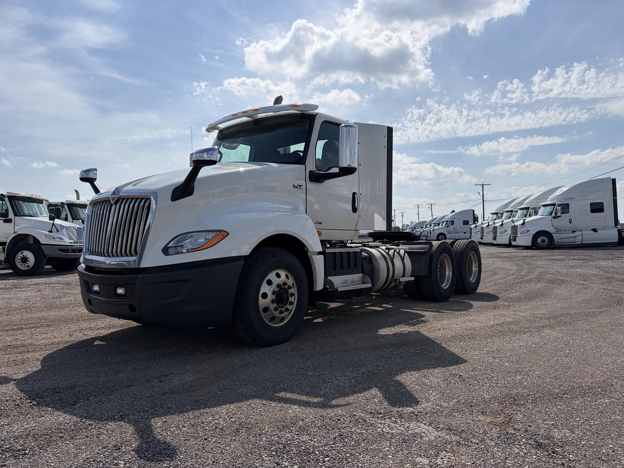 2019 INTERNATIONAL LT 2019 INTERNATIONAL LT - image 1 of 6