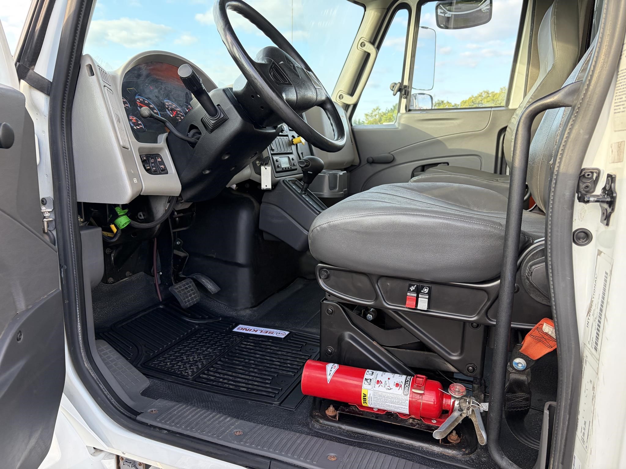 2019 INTERNATIONAL DURASTAR 4300 2019 INTERNATIONAL DURASTAR 4300 - image 5 of 6