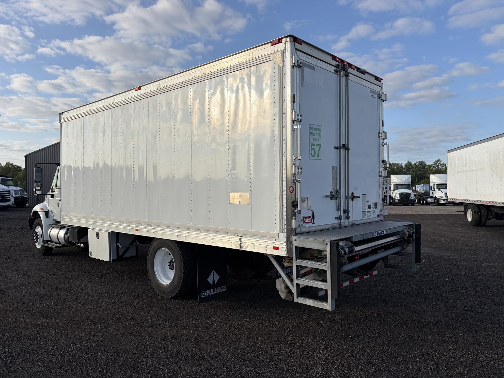 2019 INTERNATIONAL DURASTAR 4300 2019 INTERNATIONAL DURASTAR 4300 - image 4 of 6