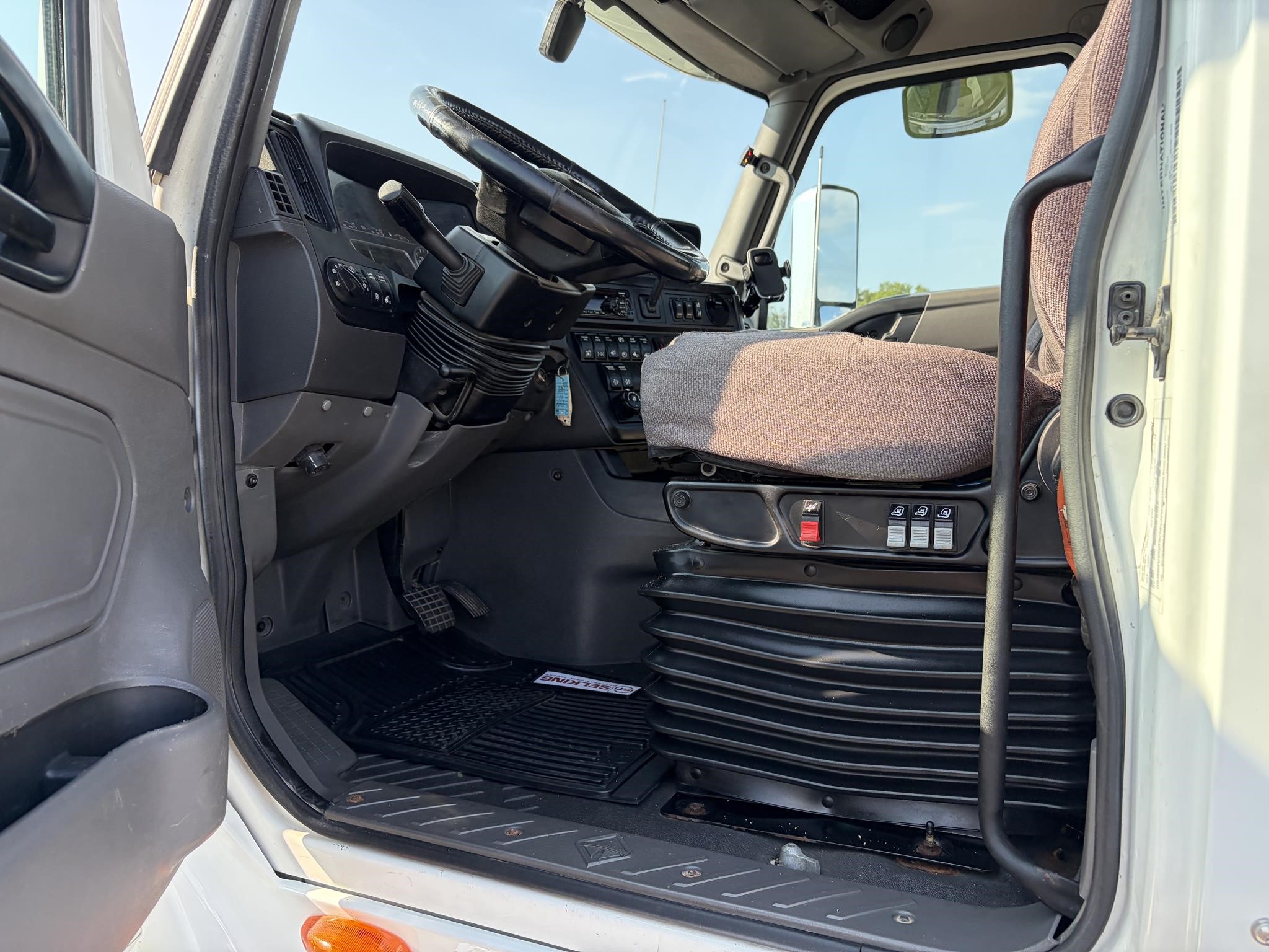 2019 INTERNATIONAL LT 2019 INTERNATIONAL LT - image 6 of 6