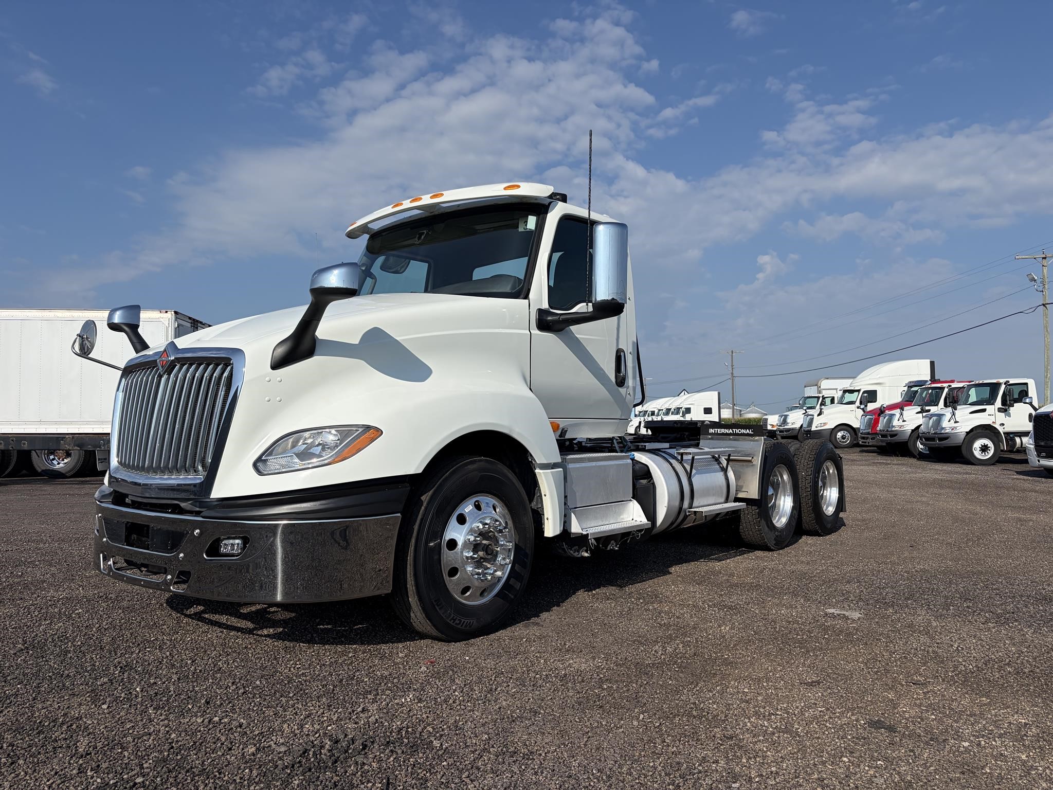 2019 INTERNATIONAL LT 2019 INTERNATIONAL LT - image 1 of 6